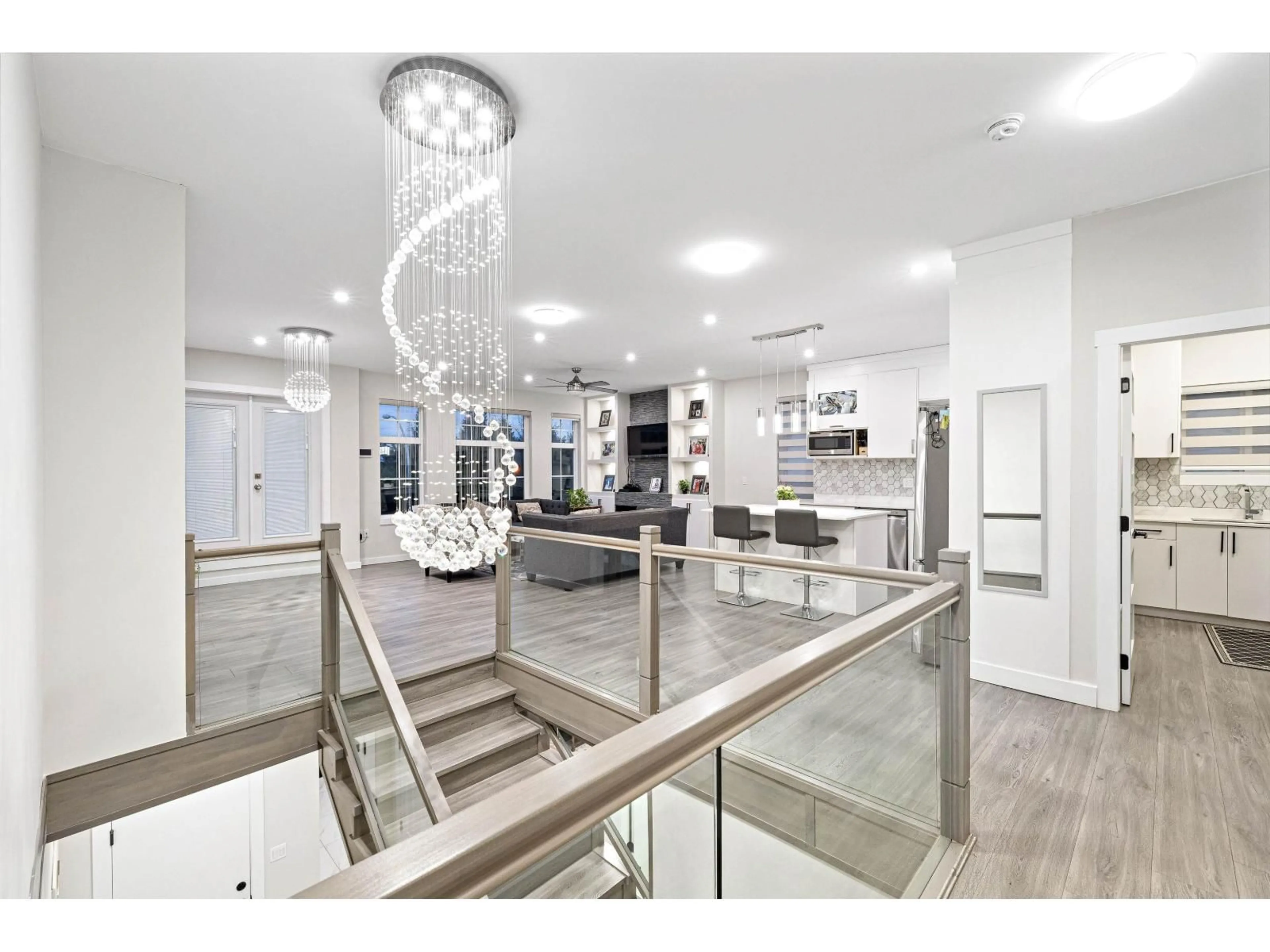 Indoor foyer for 8069 124 STREET, Surrey British Columbia V3W0X7