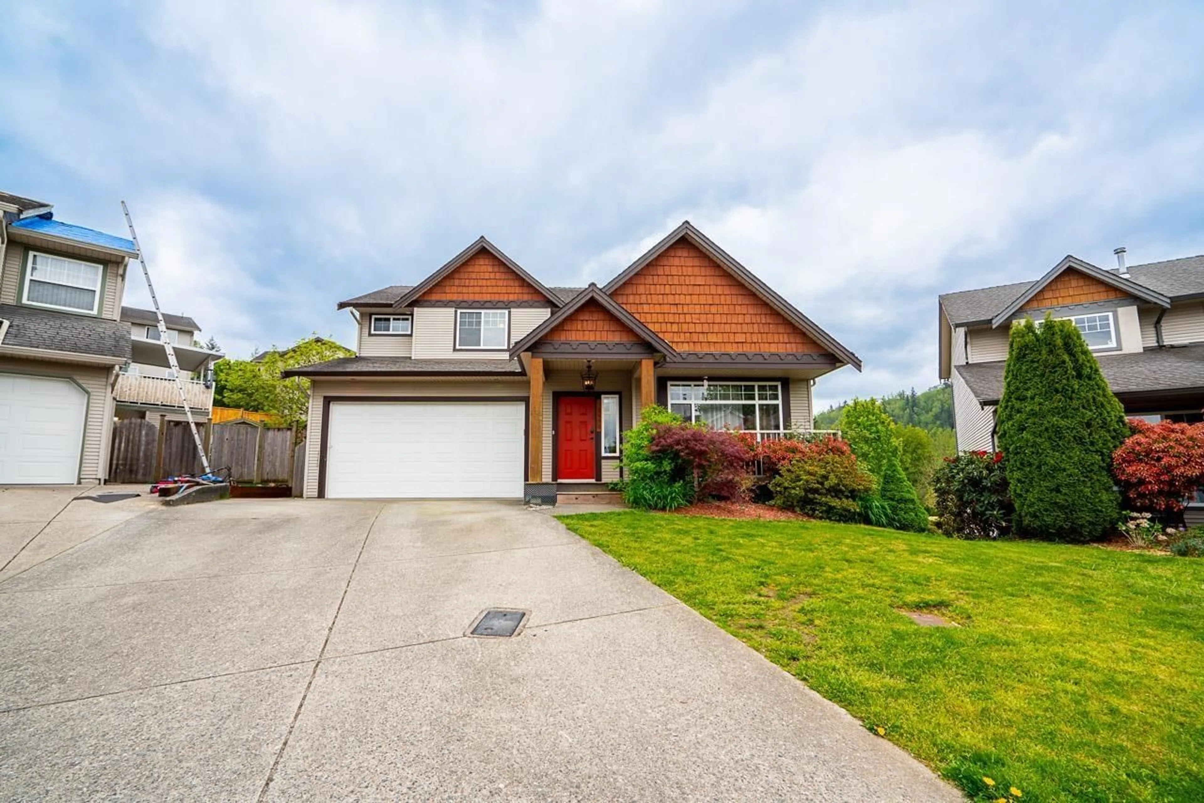 Home with vinyl exterior material, street for 35496 STRATHCONA COURT, Abbotsford British Columbia V3G3A2