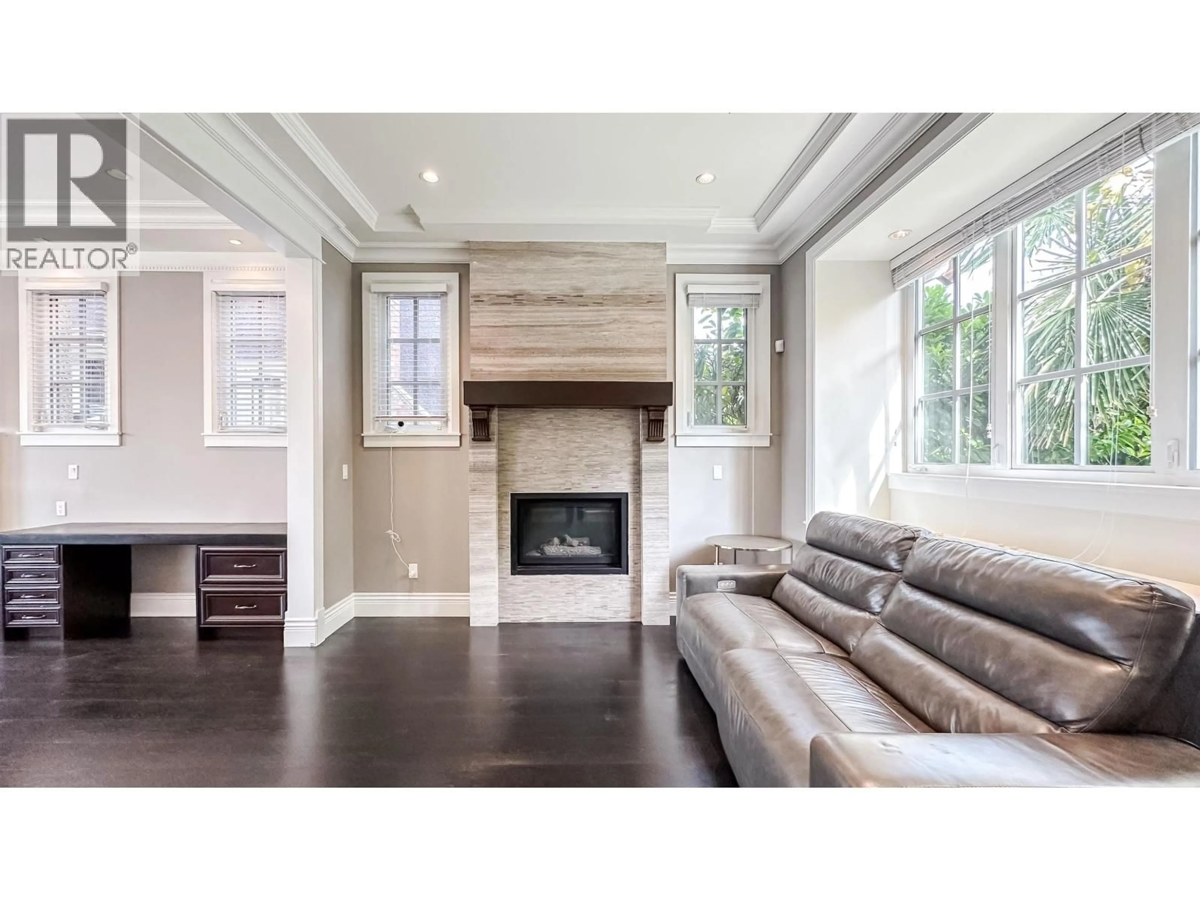Living room with furniture, wood/laminate floor for 3941 11TH AVENUE, Vancouver British Columbia V6R2L1