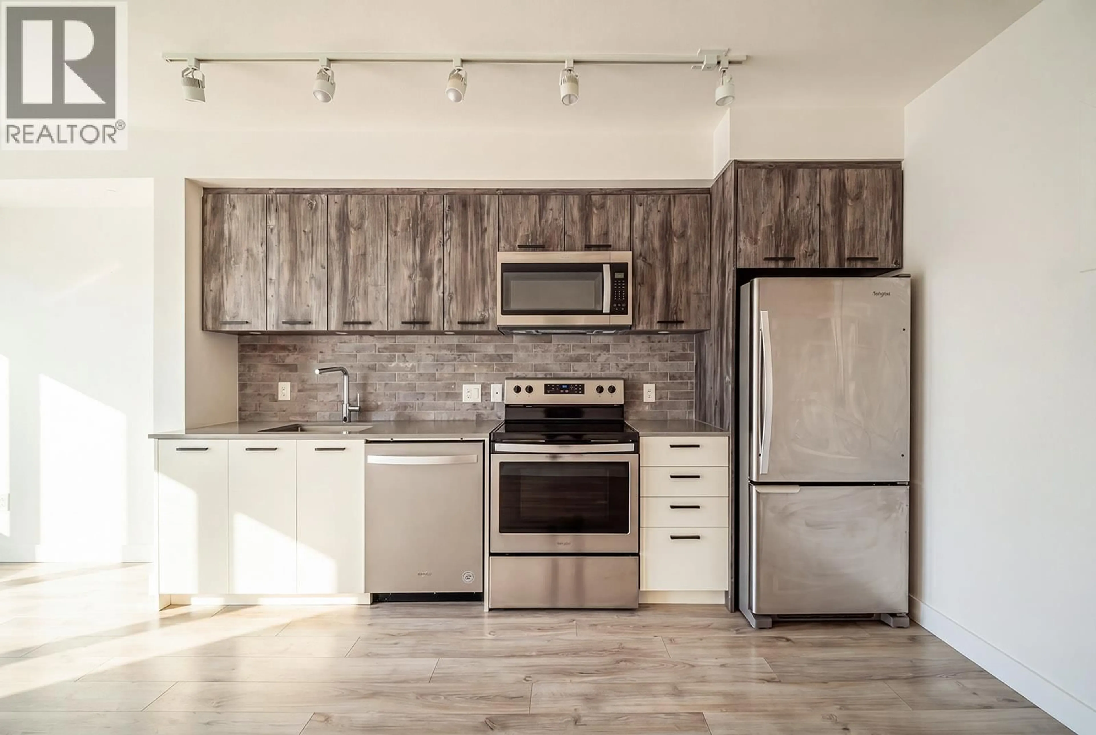 Open concept kitchen, wood/laminate floor for 307 - 38013 THIRD AVENUE, Squamish British Columbia V8B0Z8