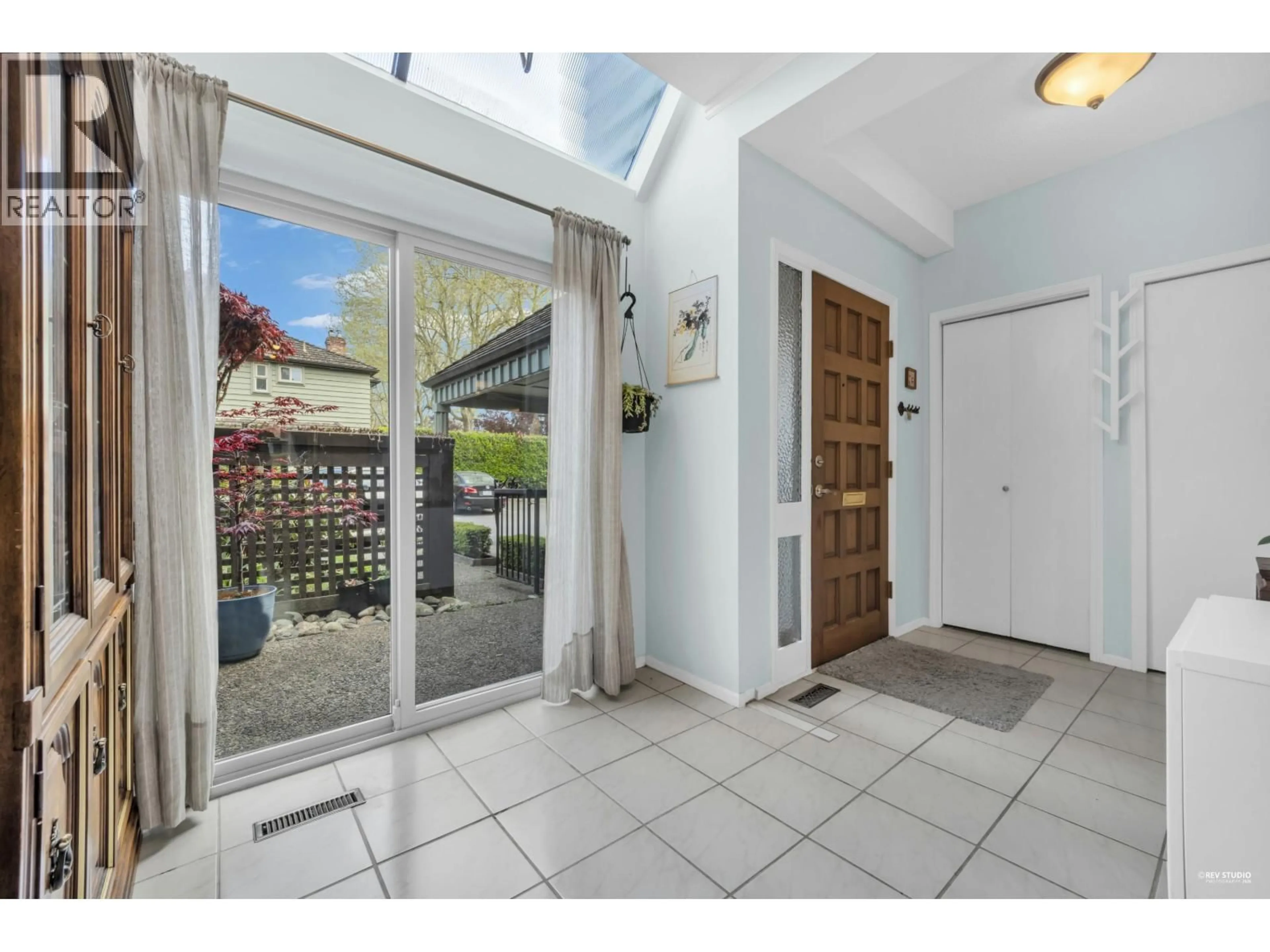 Indoor entryway for 2 - 8311 SAUNDERS ROAD, Richmond British Columbia V7A2A6