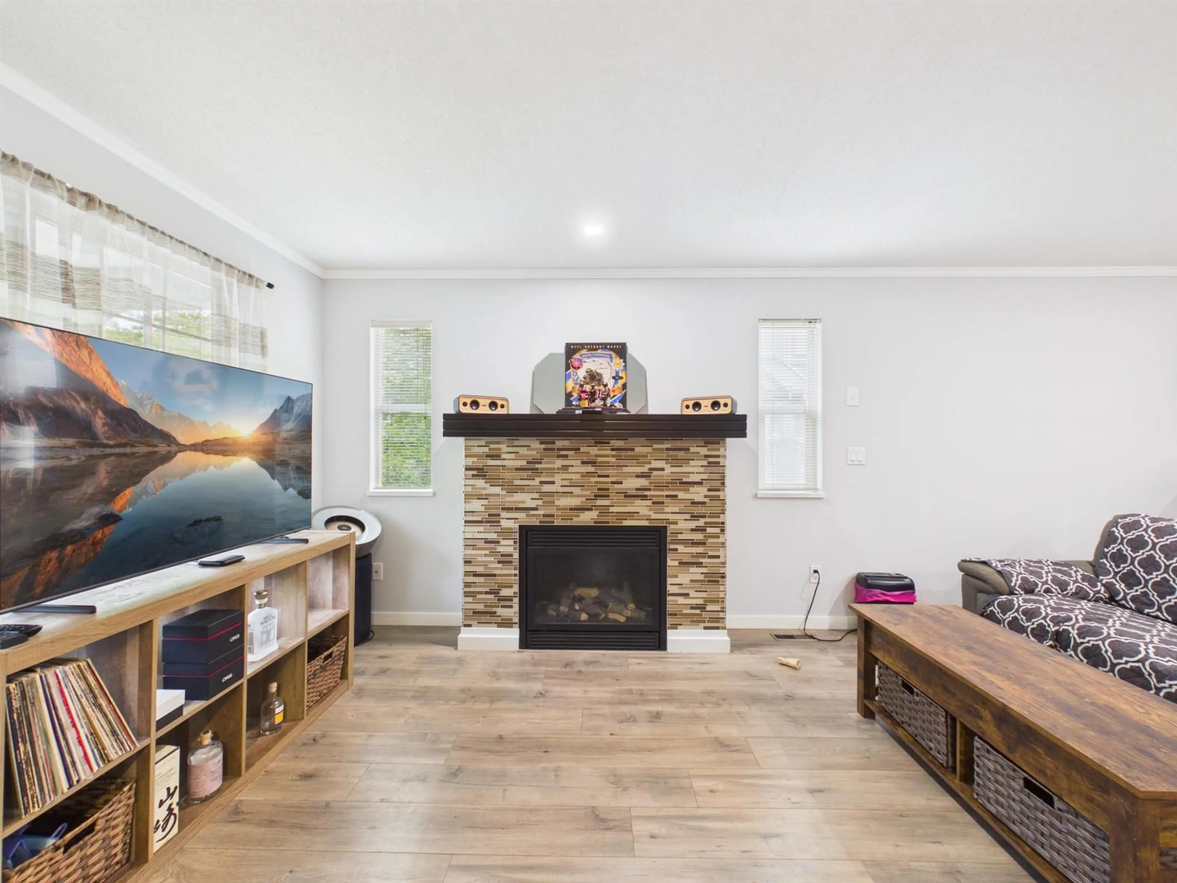 Living room with furniture, wood/laminate floor for 13 - 19250 65TH AVENUE, Surrey British Columbia V4N5R7