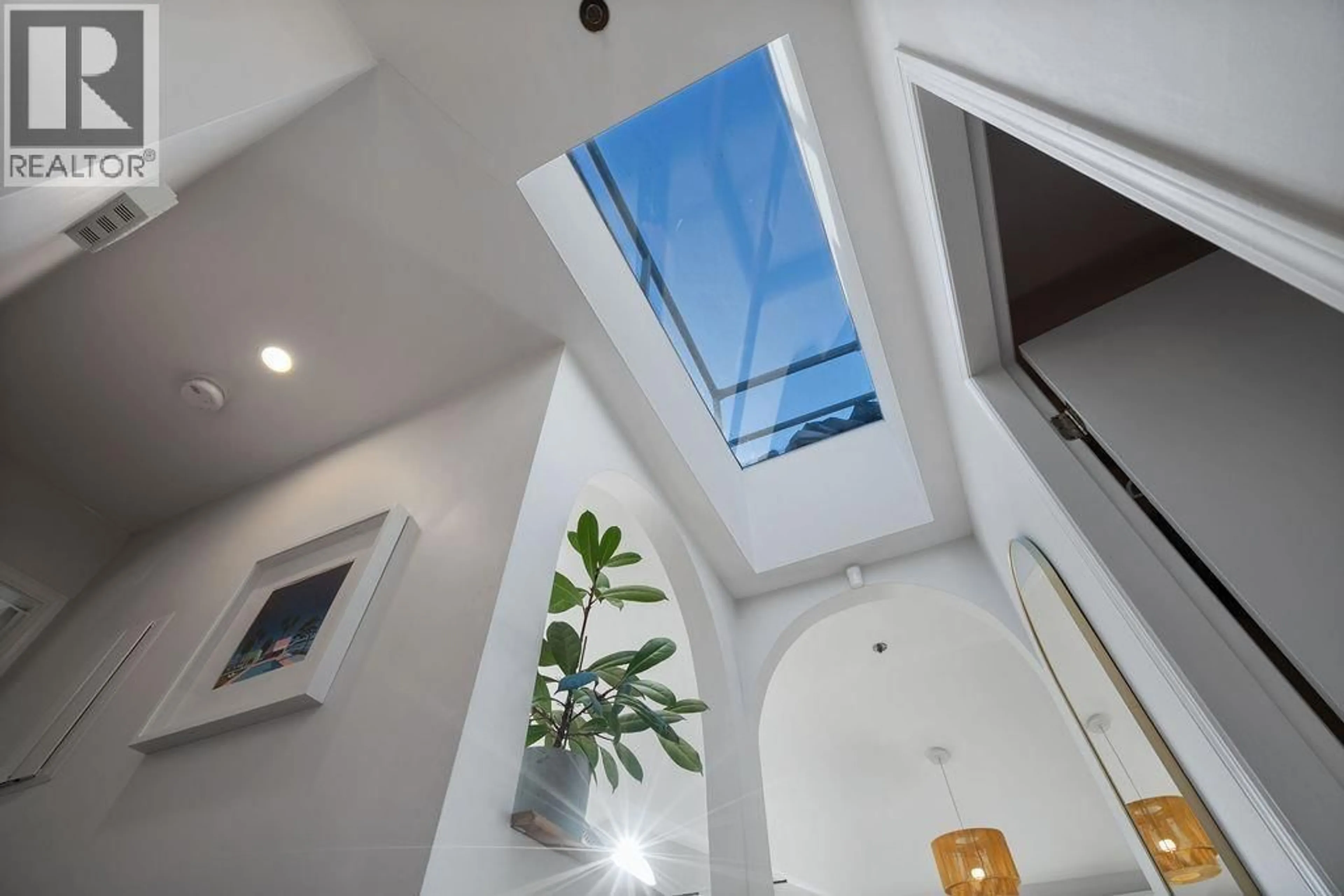 Indoor foyer for 404 - 888 13TH AVENUE, Vancouver British Columbia V5Z1P2