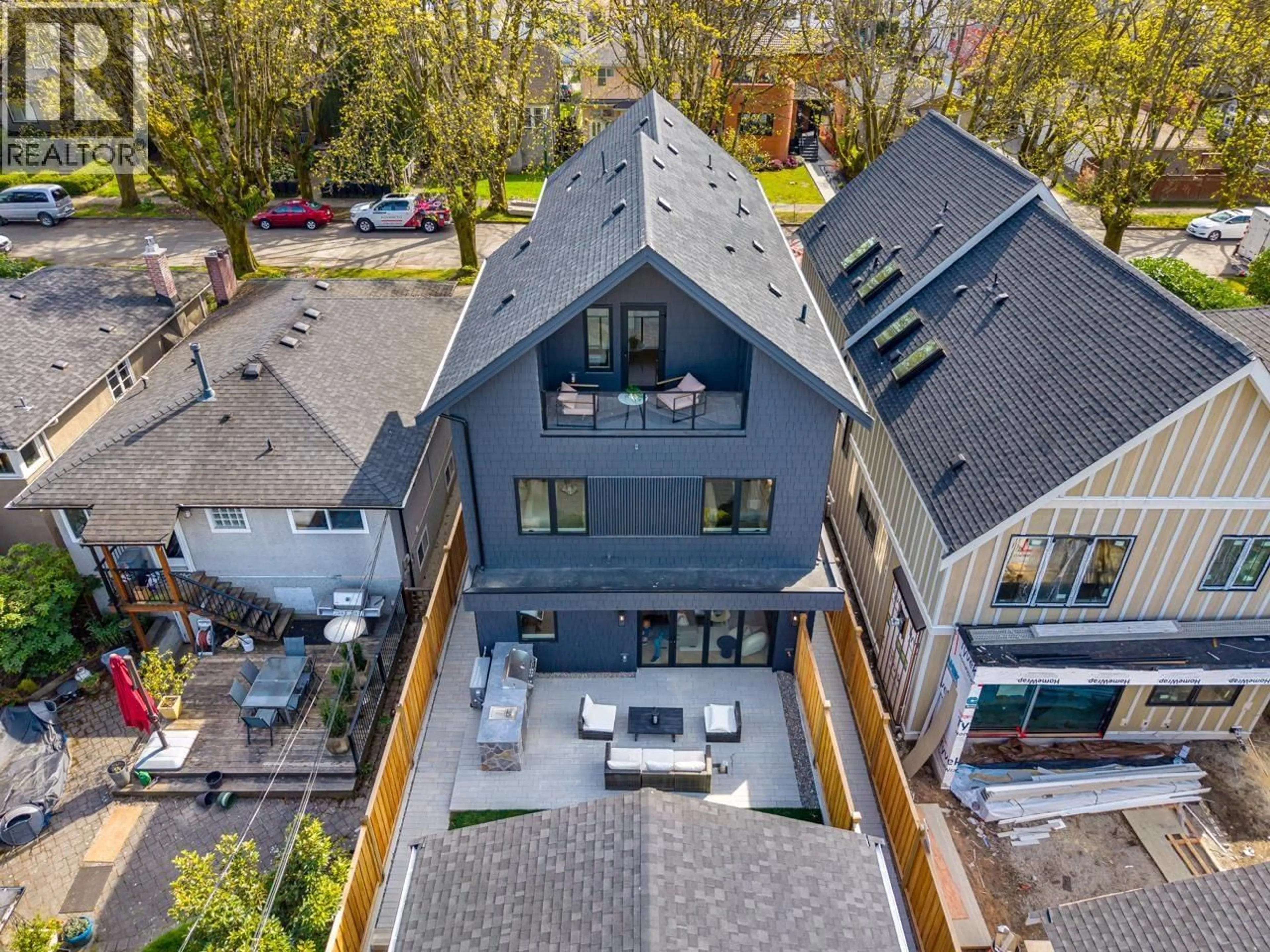 A pic from outside/outdoor area/front of a property/back of a property/a pic from drone, city buildings view from balcony for 2 - 3345 13TH AVENUE, Vancouver British Columbia V6R2R8