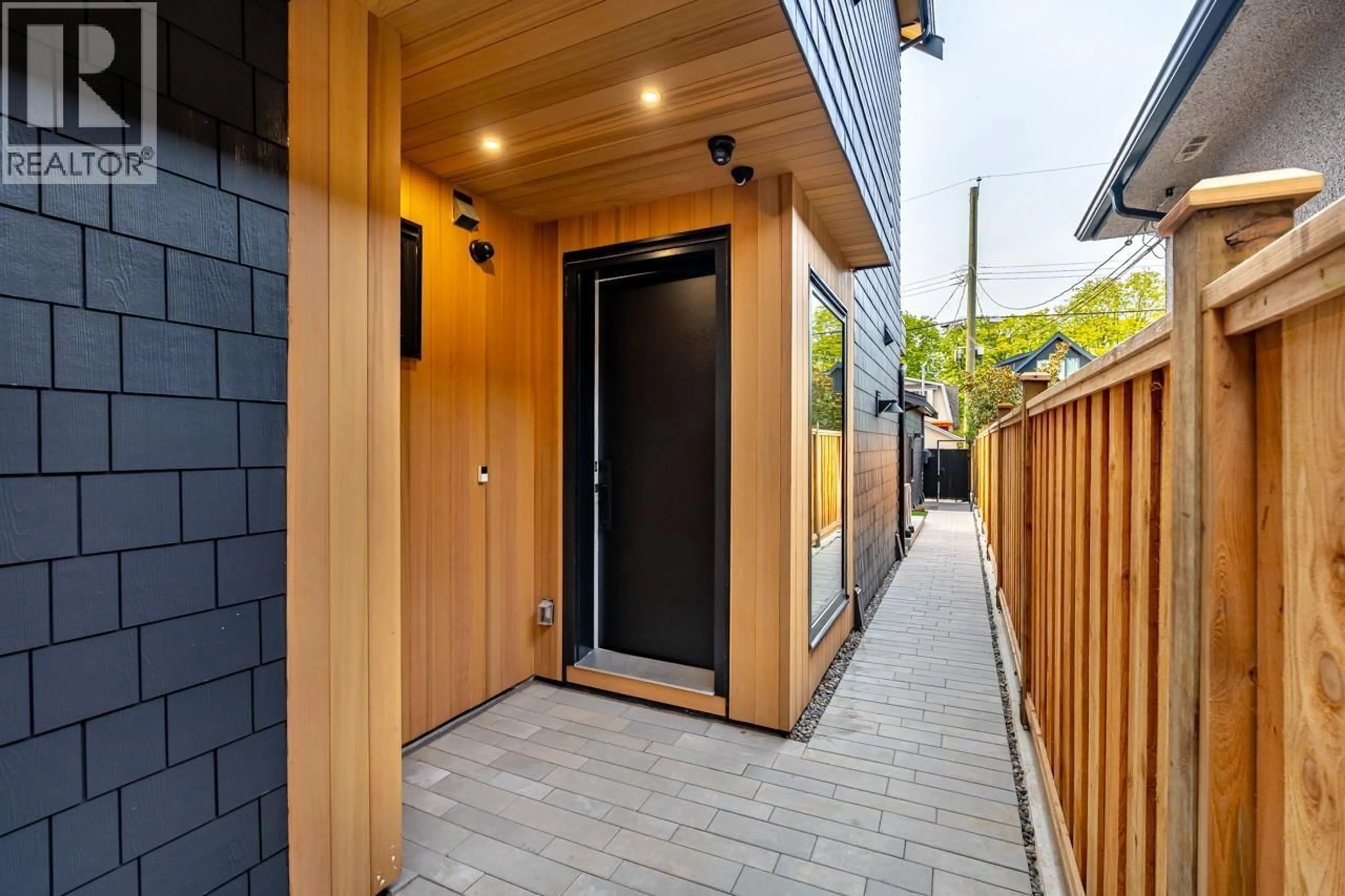 Indoor entryway for 2 - 3345 13TH AVENUE, Vancouver British Columbia V6R2R8