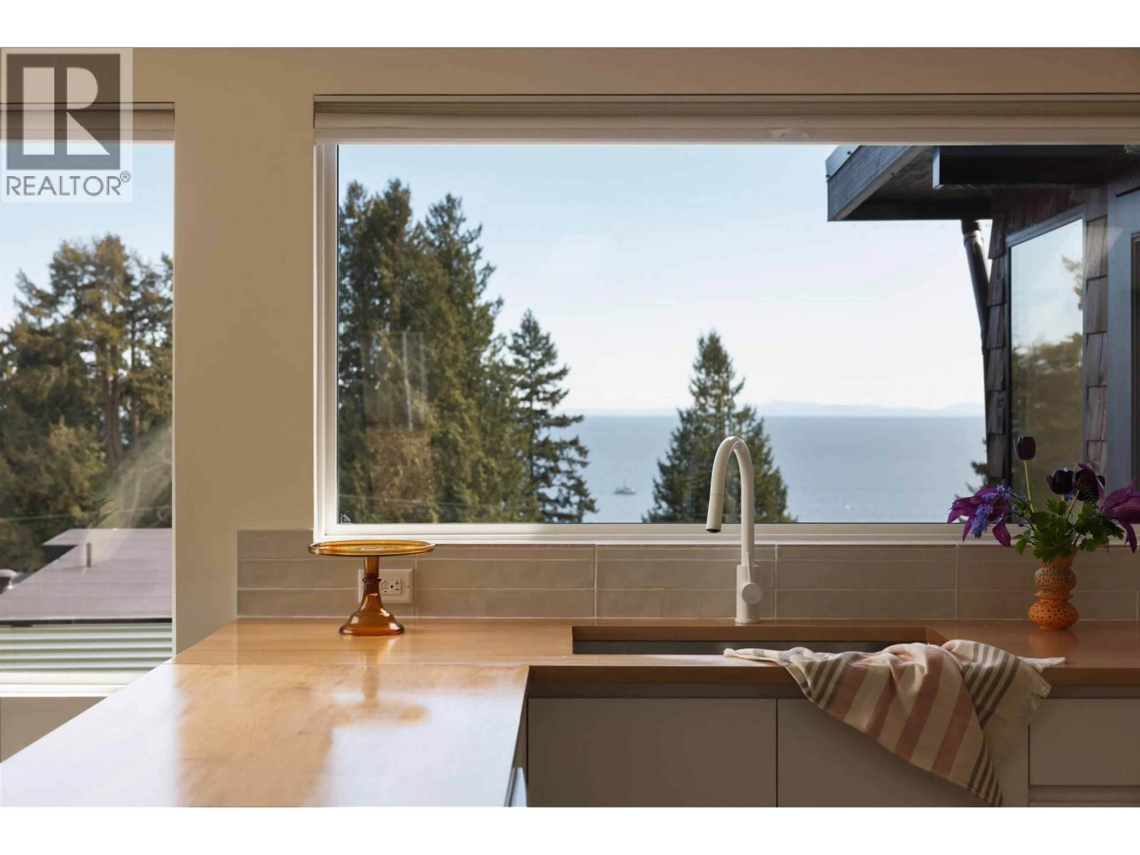 Contemporary kitchen, unknown for 127 MAHAN ROAD, Gibsons British Columbia V0N1V3