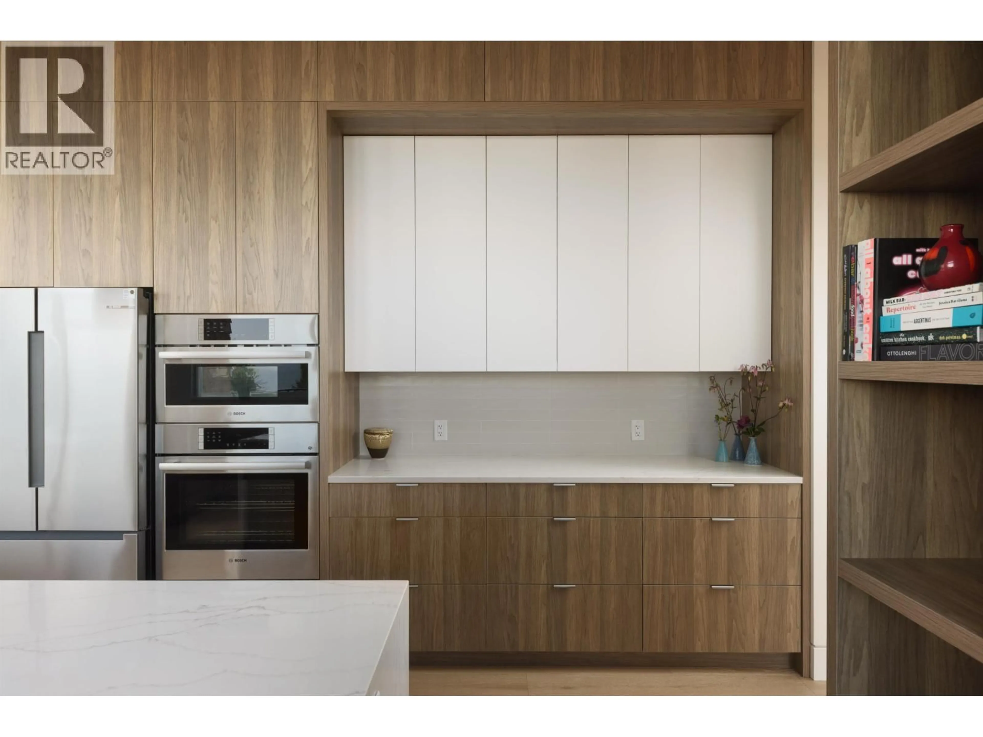 Contemporary kitchen, wood/laminate floor for 980 GOWER POINT ROAD, Gibsons British Columbia V0N1V3
