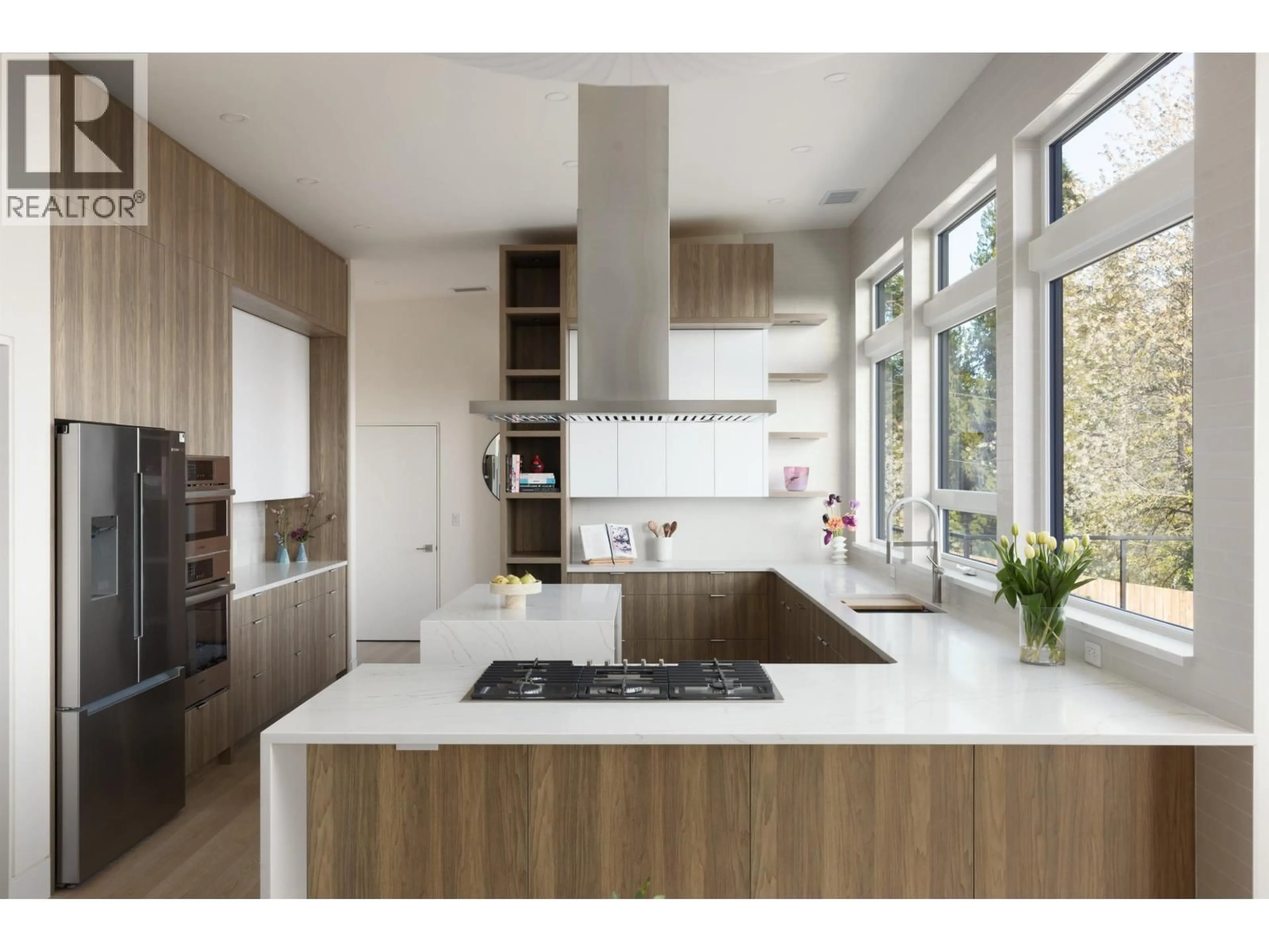 Contemporary kitchen, wood/laminate floor for 980 GOWER POINT ROAD, Gibsons British Columbia V0N1V3