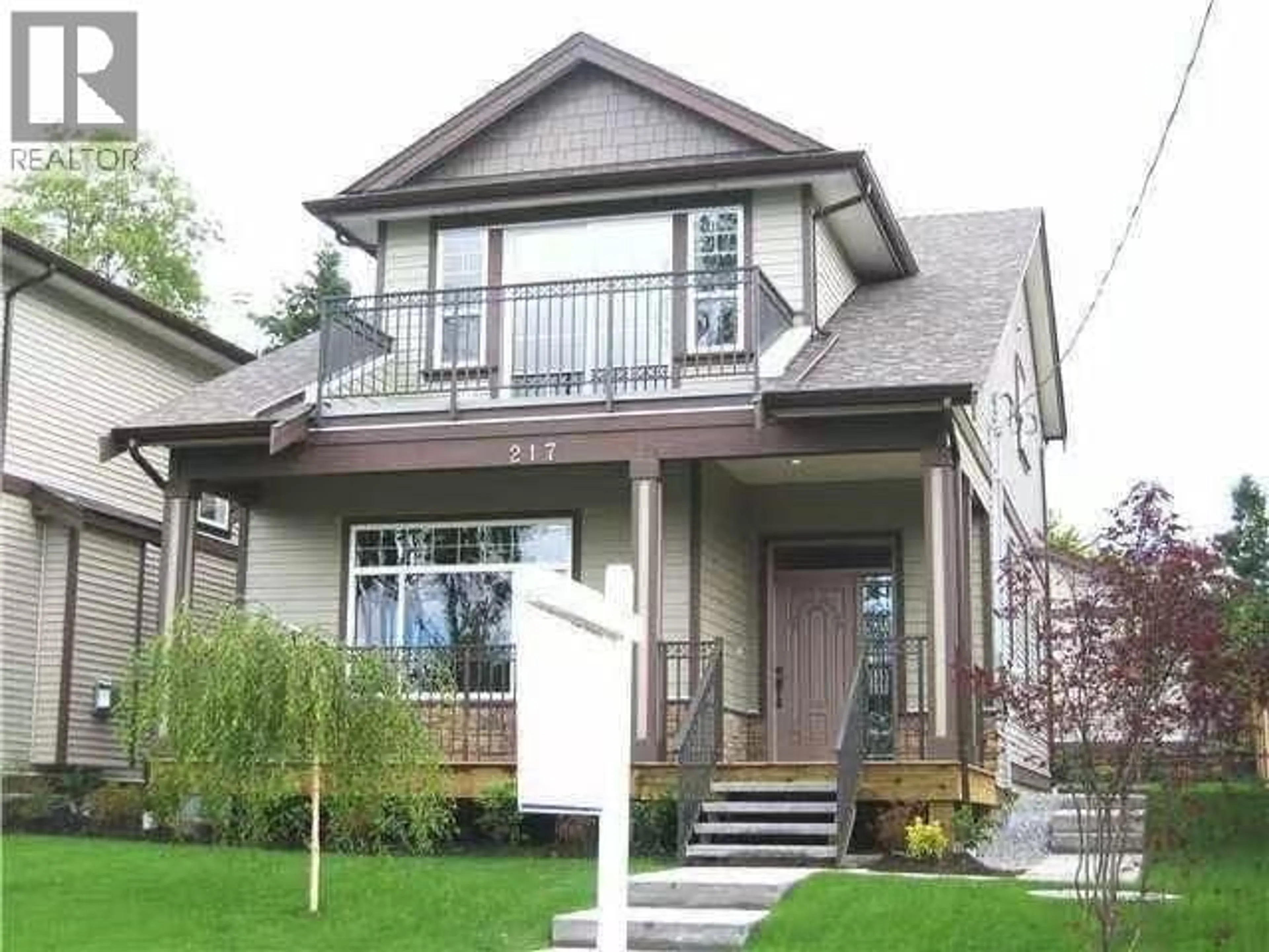 Home with vinyl exterior material, street for 217 JACKSON STREET, Coquitlam British Columbia V3K4C1