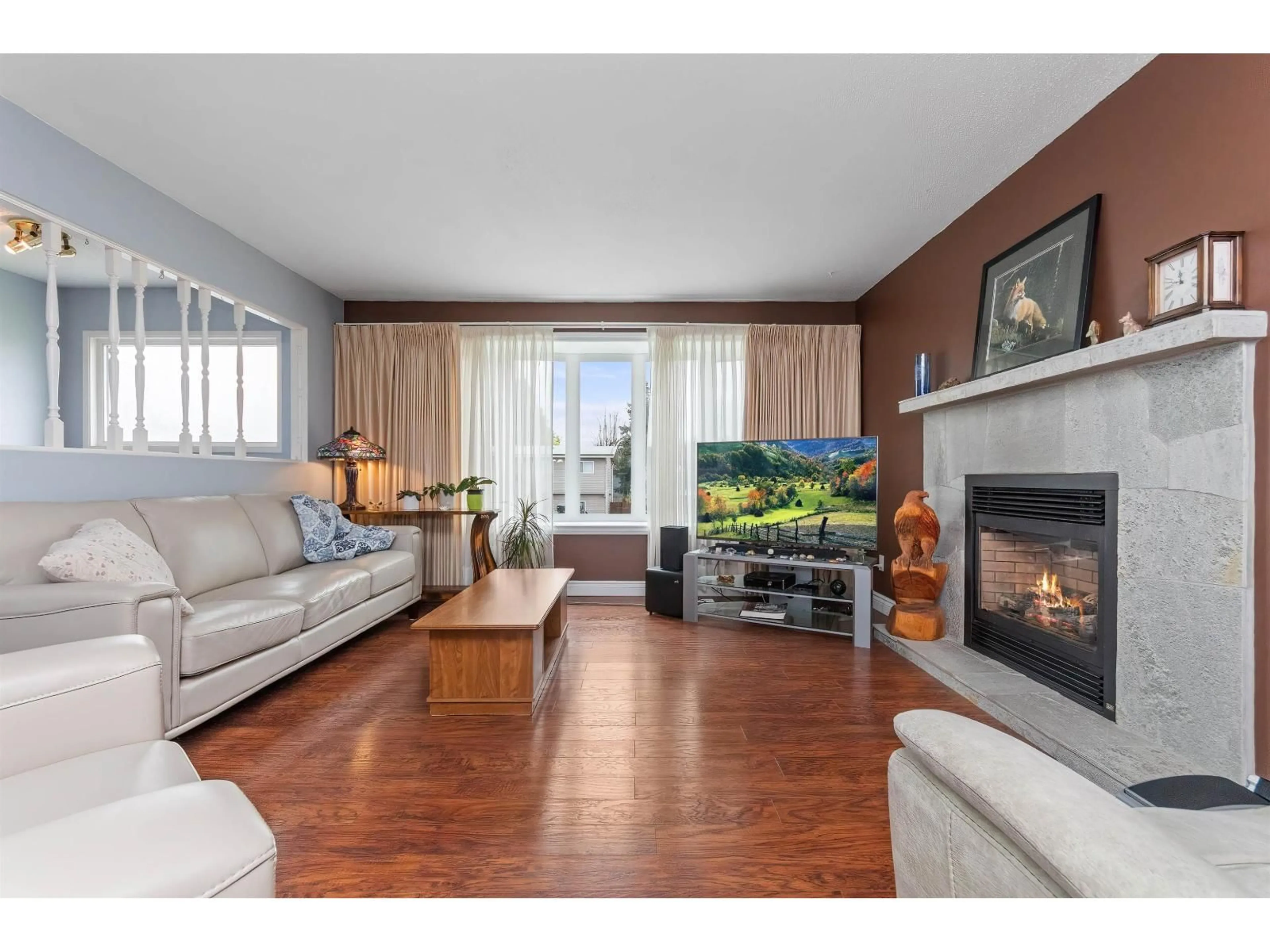 Living room with furniture, wood/laminate floor for 46423 DINAH AVENUE, Chilliwack British Columbia V2P7E2