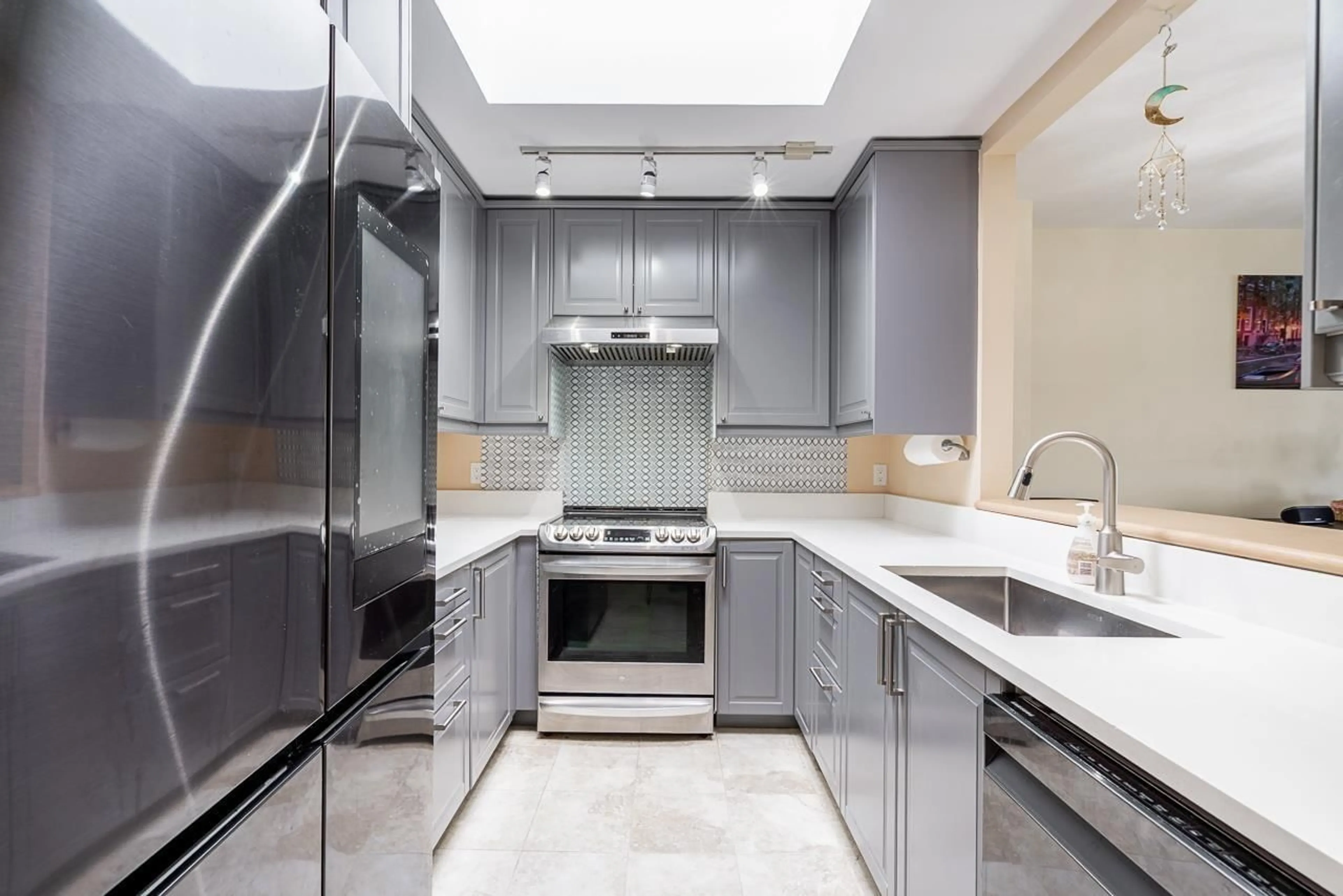 Contemporary kitchen, ceramic/tile floor for 306 - 9763 140 STREET, Surrey British Columbia V3T4M4