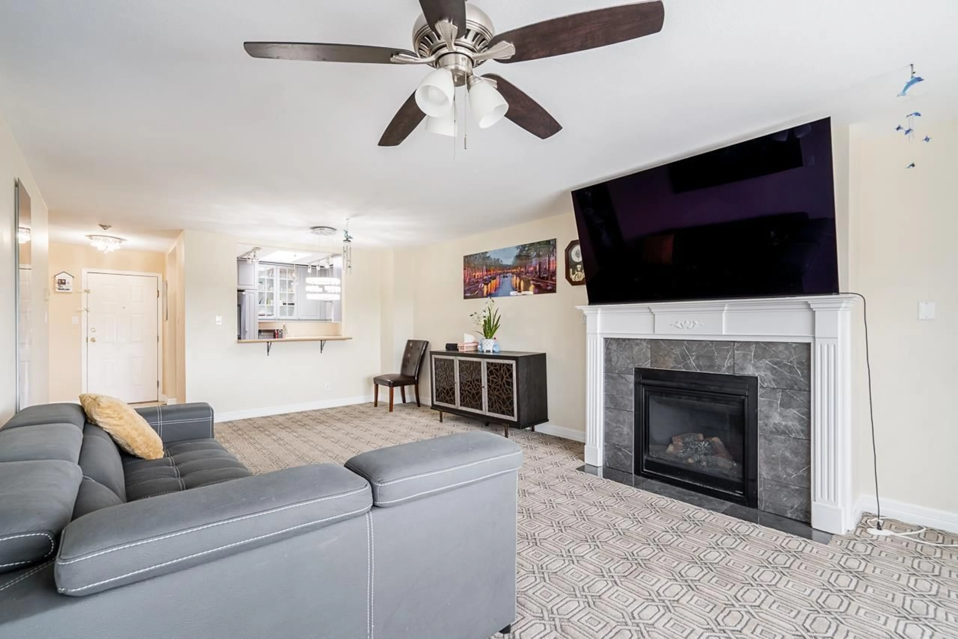 Living room with furniture, ceramic/tile floor for 306 - 9763 140 STREET, Surrey British Columbia V3T4M4