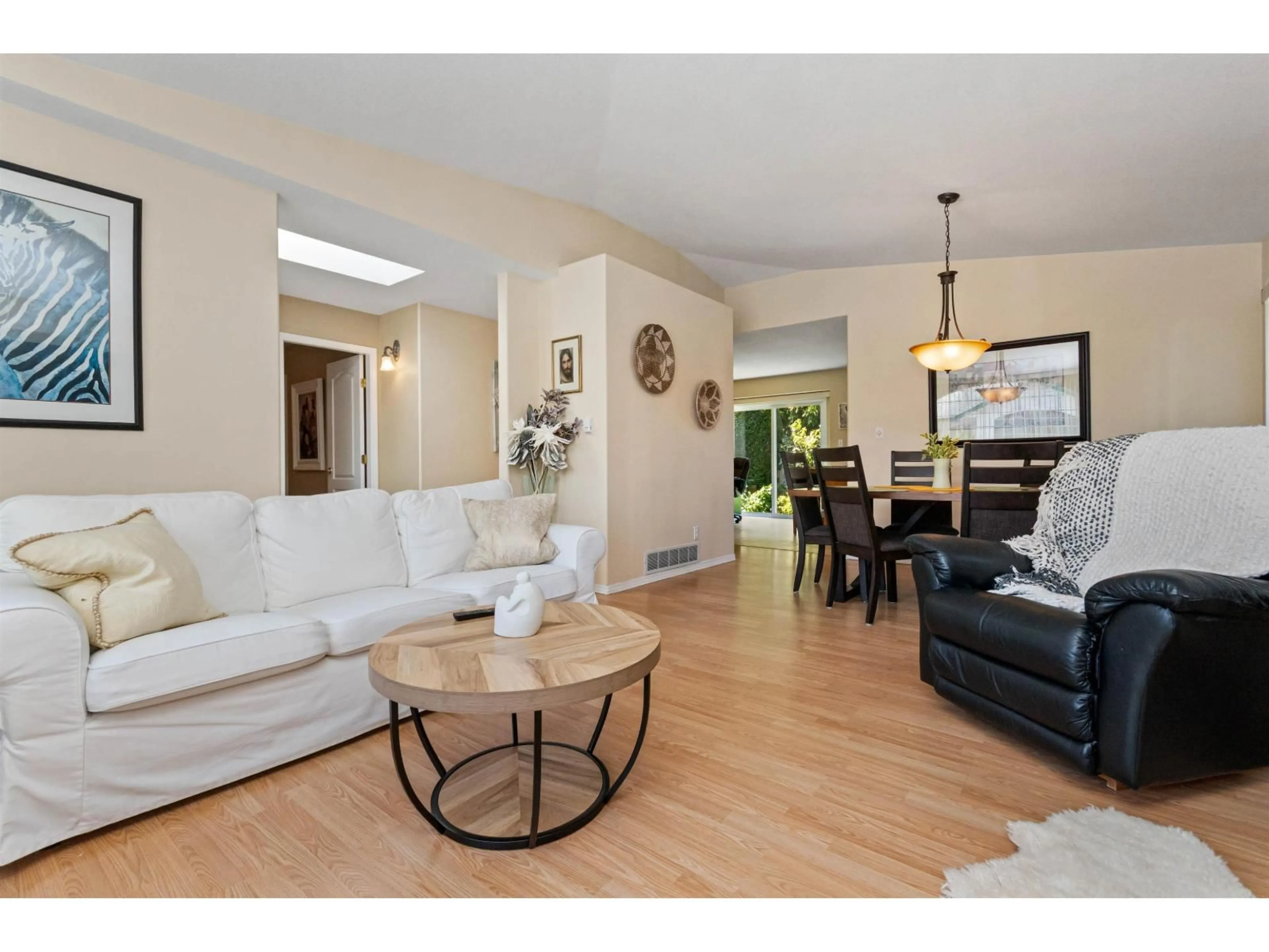 Living room with furniture, wood/laminate floor for 1 - 45160 SOUTH SUMAS ROAD, Chilliwack British Columbia V2R3X6