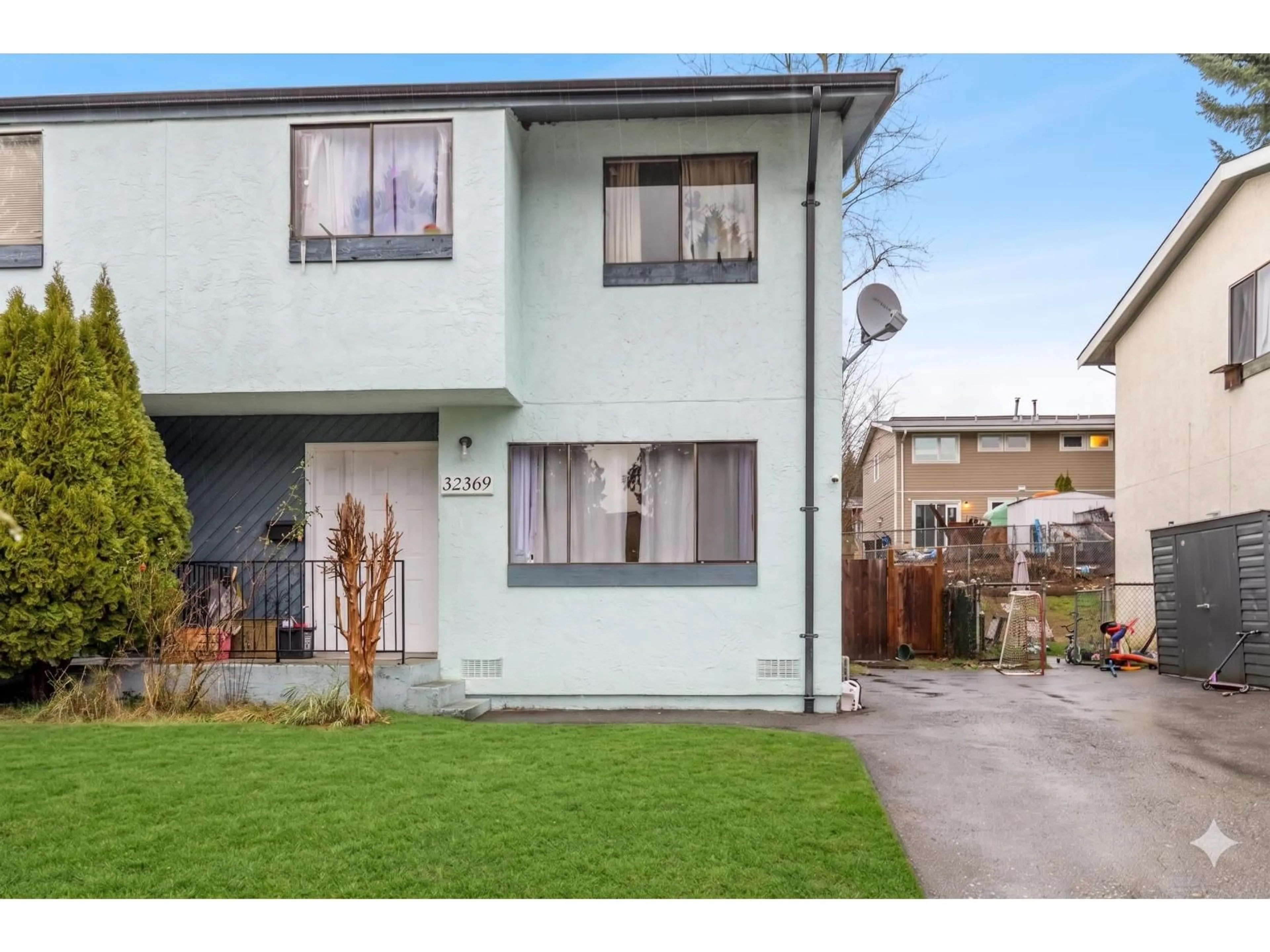 Home with vinyl exterior material, street for 32369 GREBE CRESCENT, Mission British Columbia V2V4Z2