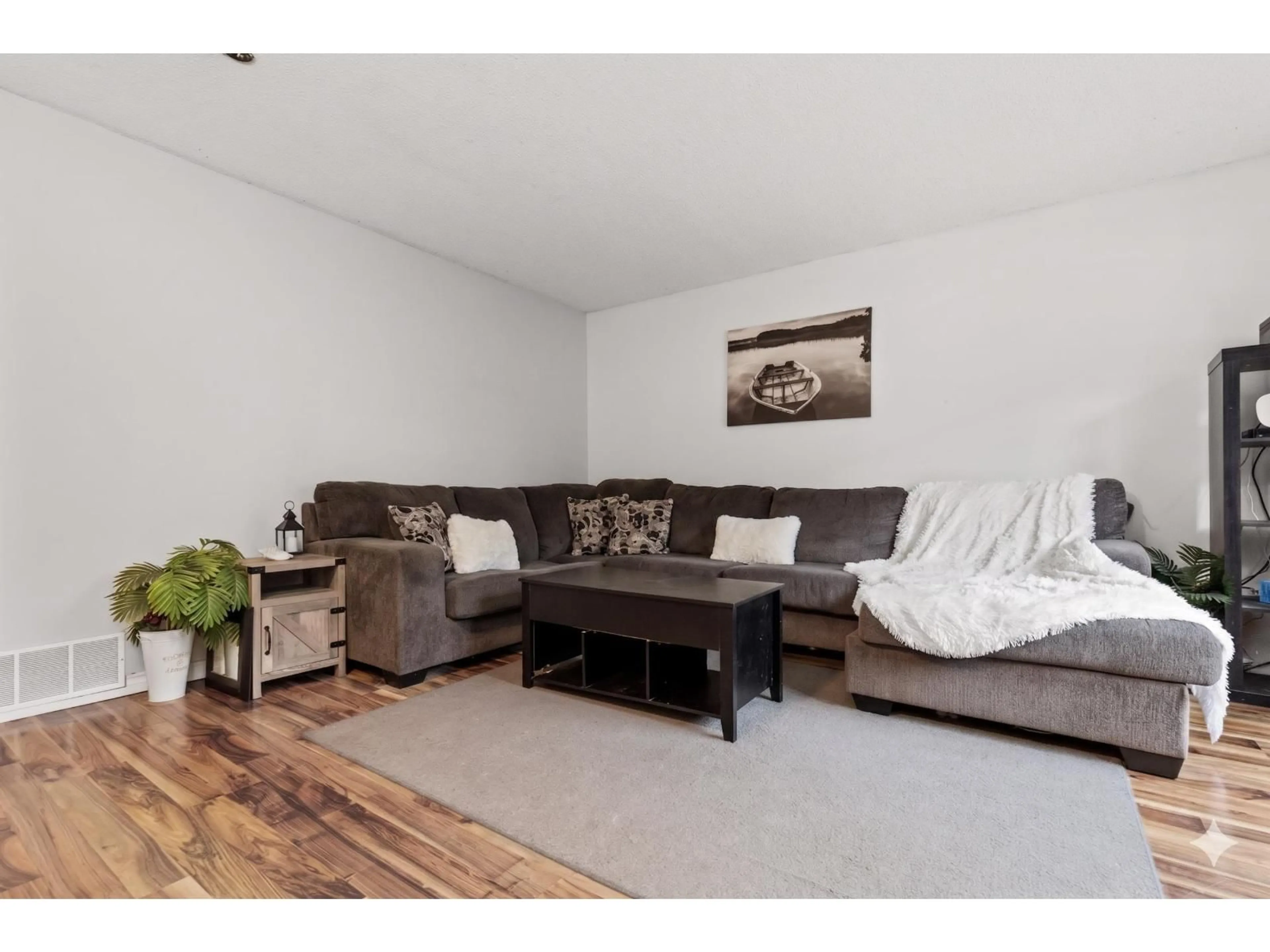 Living room with furniture, wood/laminate floor for 32369 GREBE CRESCENT, Mission British Columbia V2V4Z2