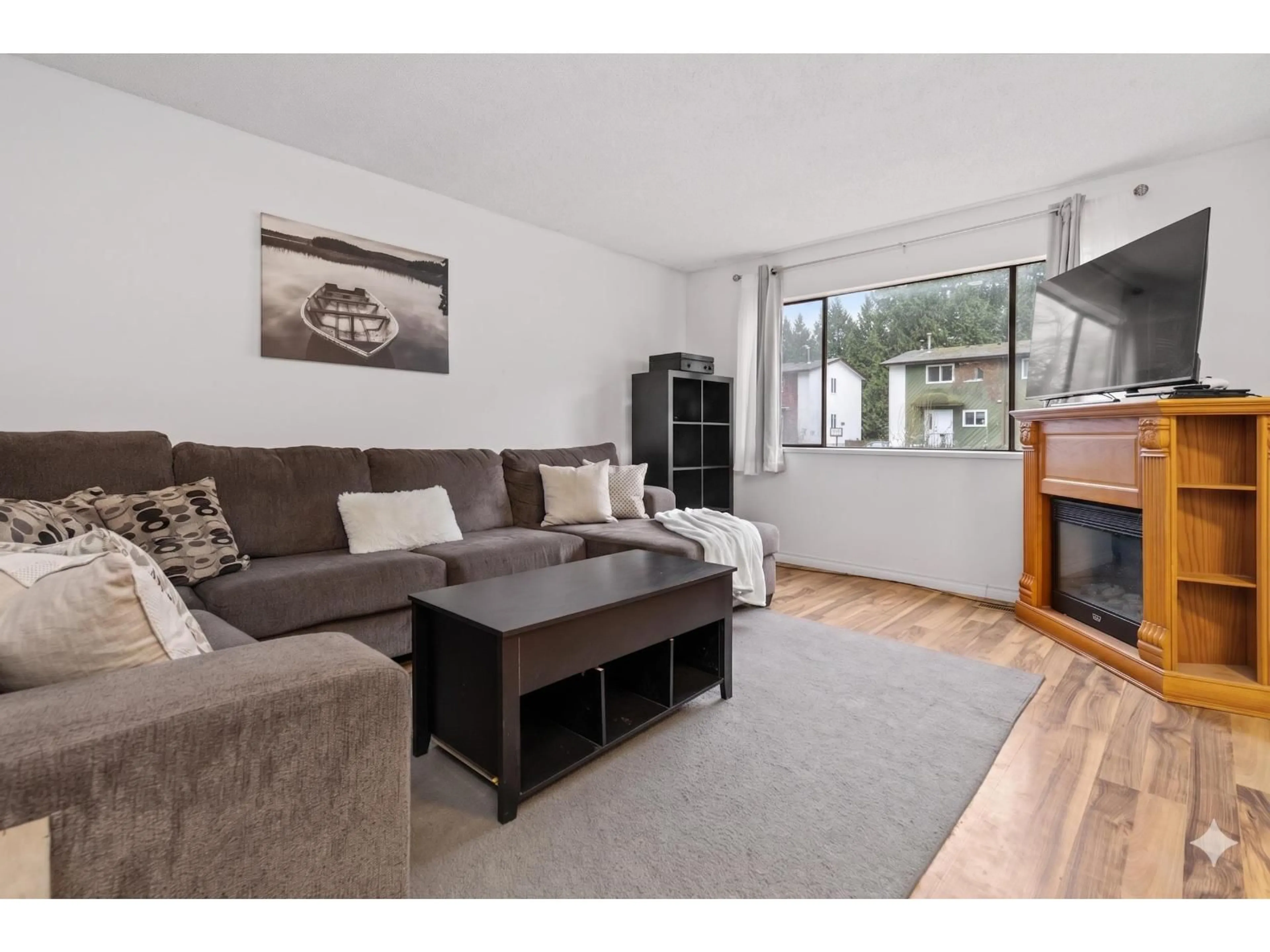 Living room with furniture, wood/laminate floor for 32369 GREBE CRESCENT, Mission British Columbia V2V4Z2