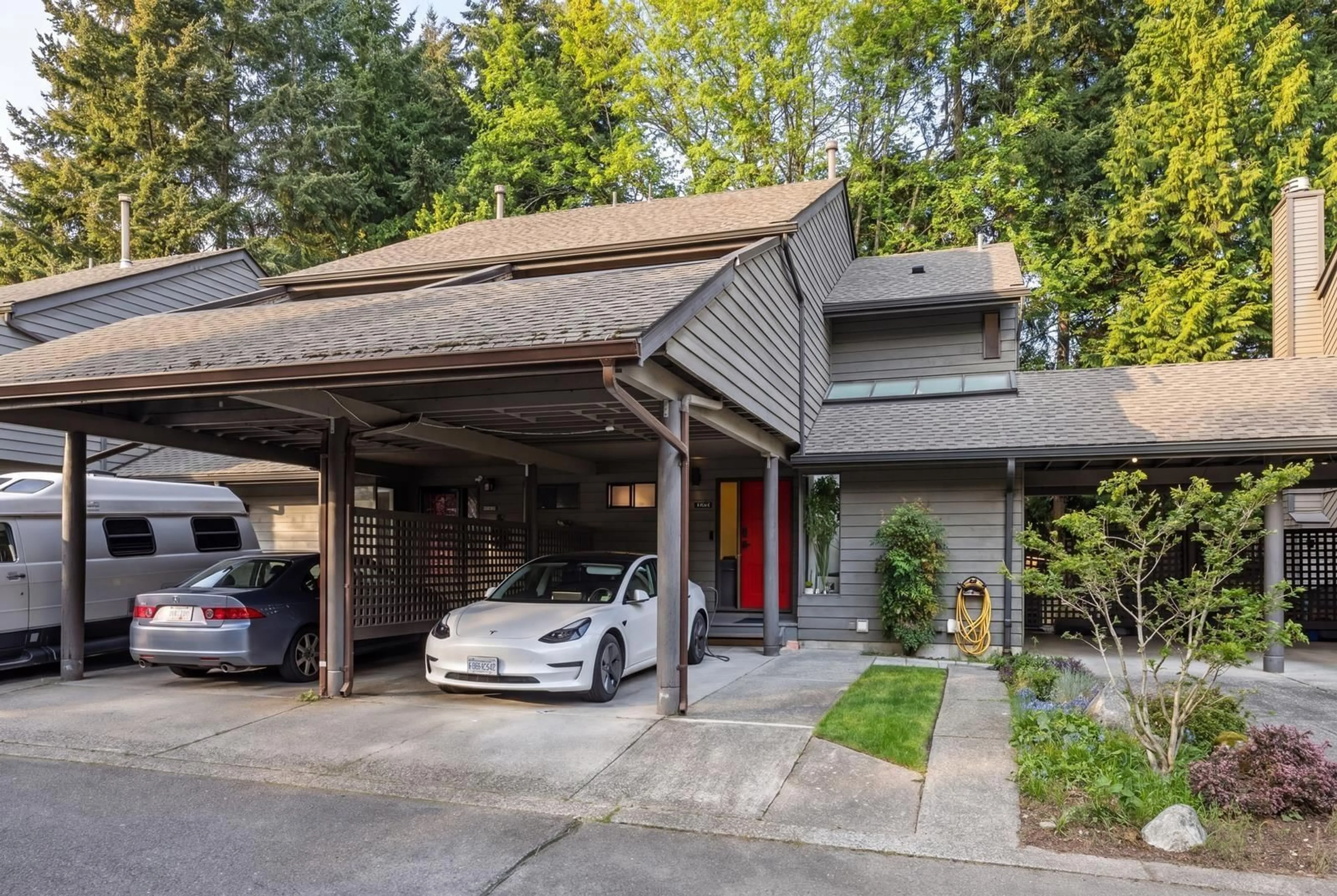 Indoor garage for 15951 ALDER PLACE, Surrey British Columbia V4A5J1