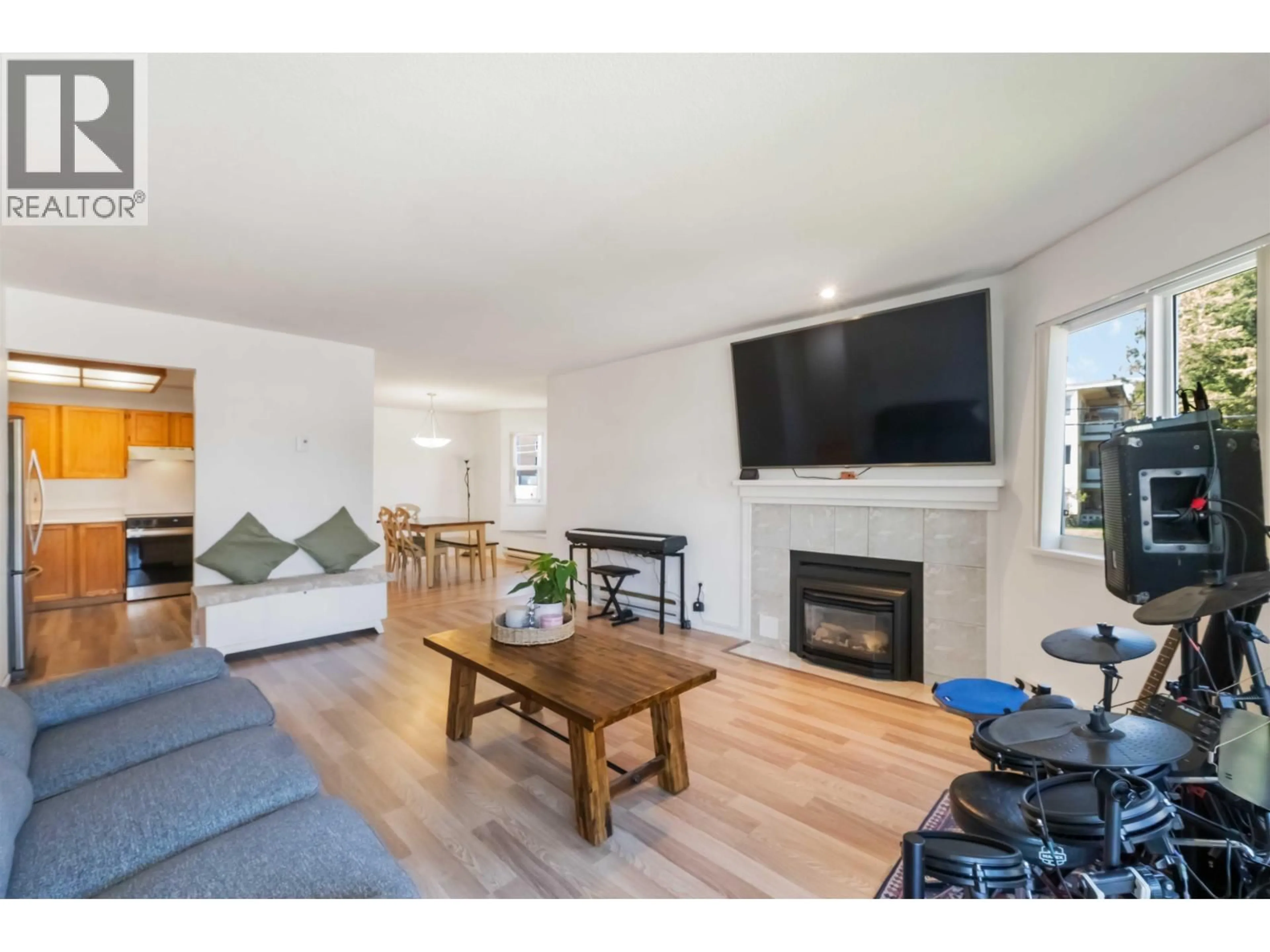 Living room with furniture, wood/laminate floor for 107 - 22222 119 AVENUE, Maple Ridge British Columbia V2X2Y9