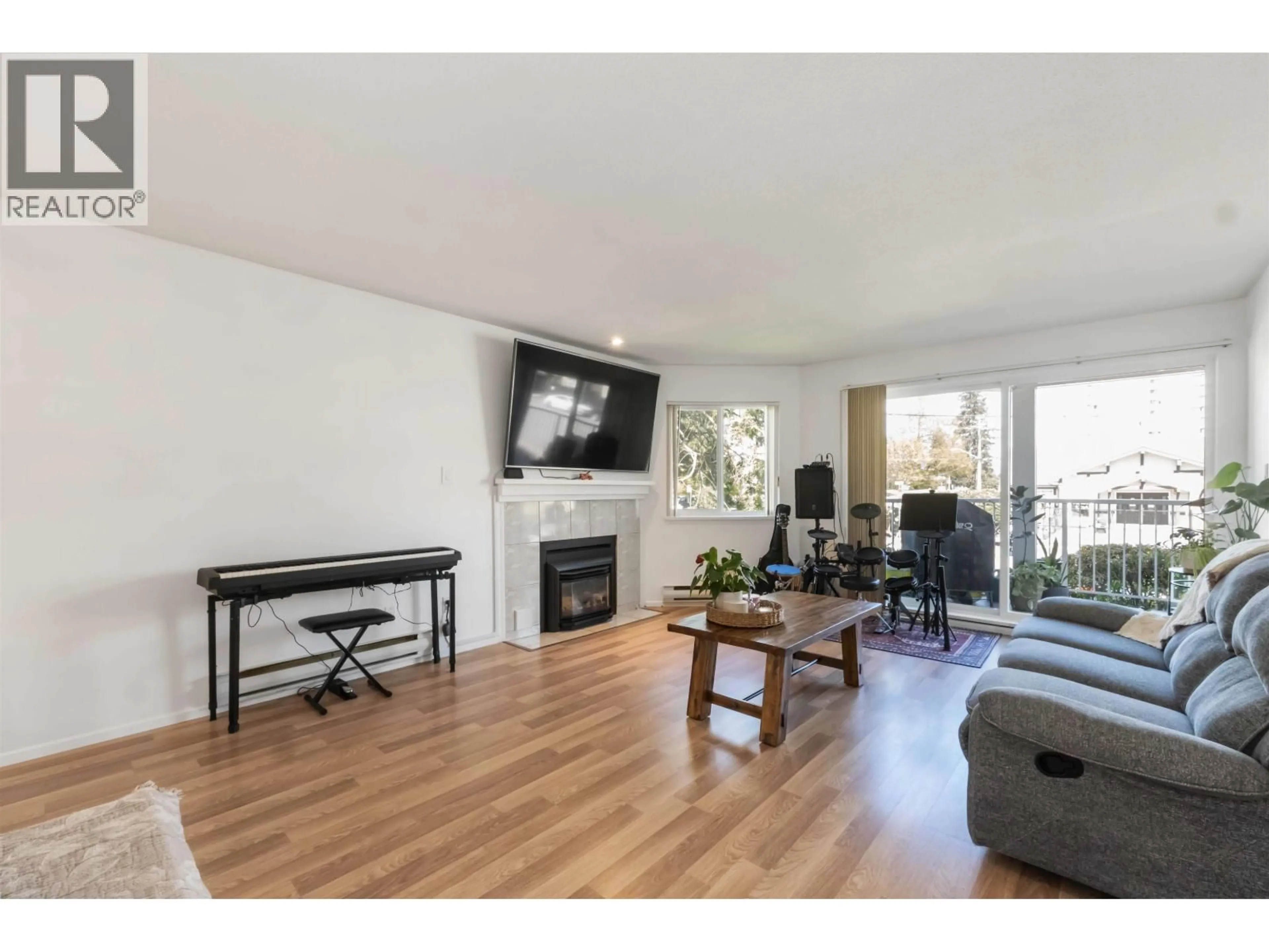 Living room with furniture, wood/laminate floor for 107 - 22222 119 AVENUE, Maple Ridge British Columbia V2X2Y9