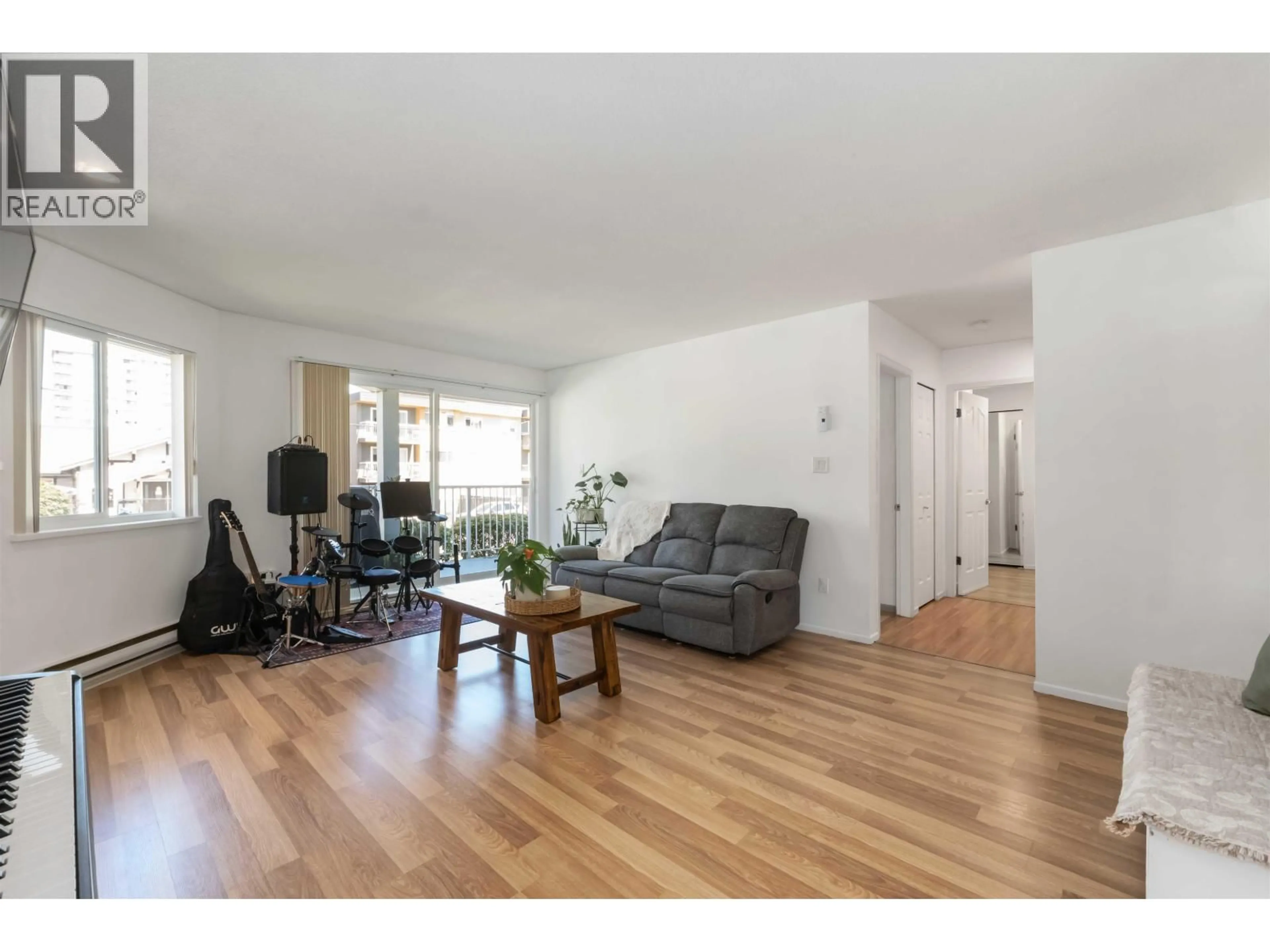 Living room with furniture, wood/laminate floor for 107 - 22222 119 AVENUE, Maple Ridge British Columbia V2X2Y9