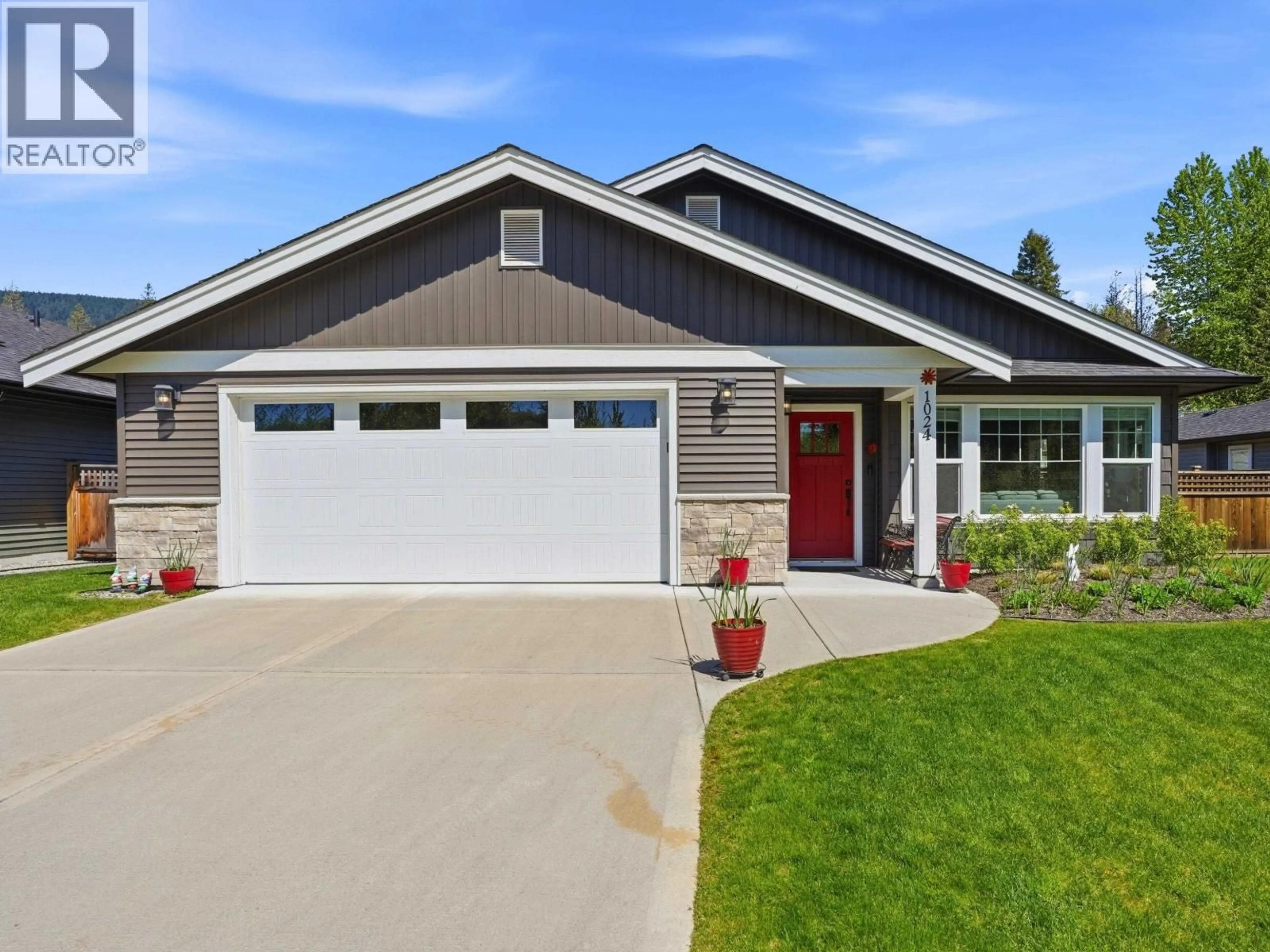 Home with vinyl exterior material, street for 1024 CELIA CRESCENT, Gibsons British Columbia V0N1V7