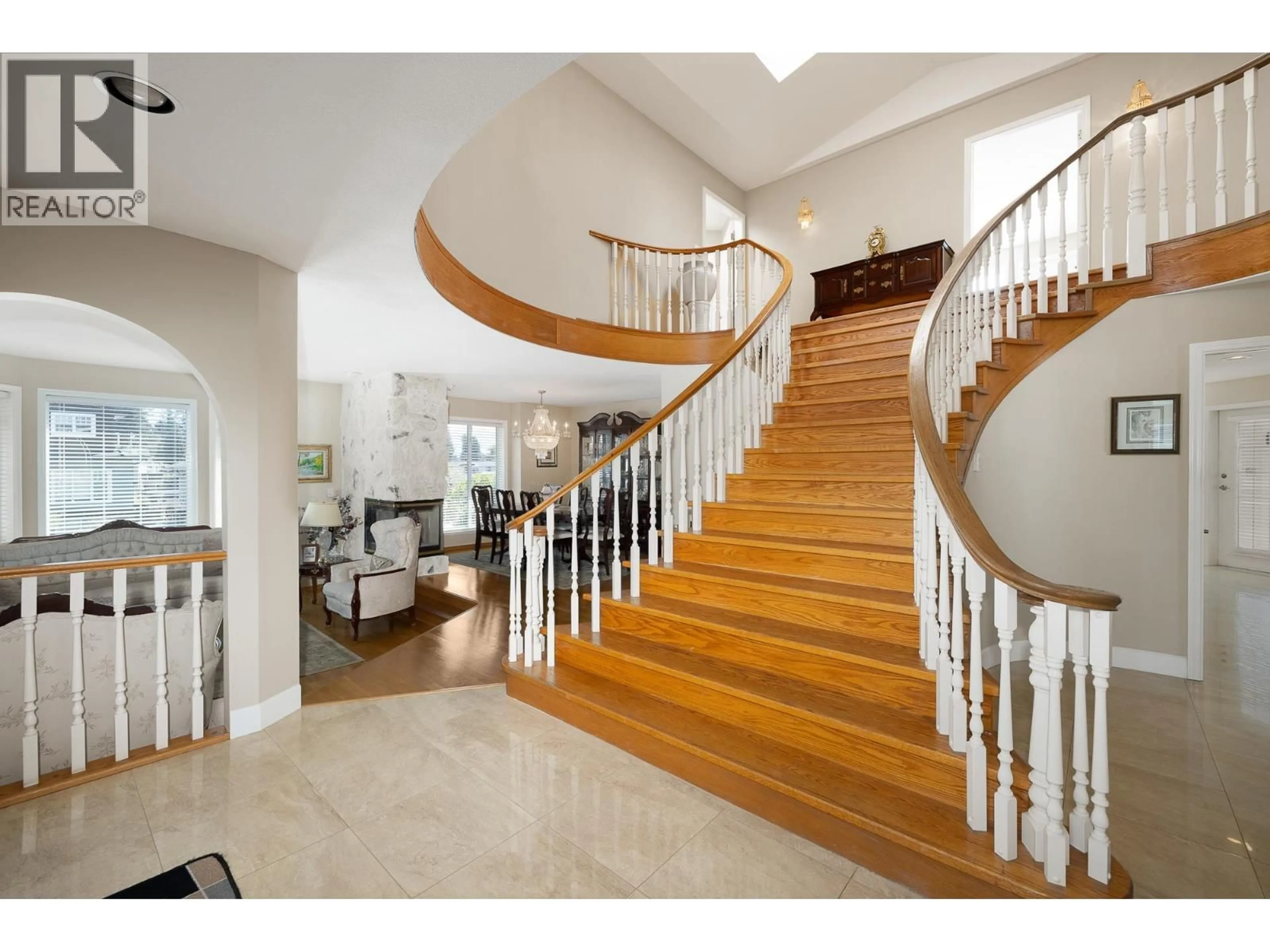 Indoor foyer for 631 17TH STREET, North Vancouver British Columbia V7L2W7