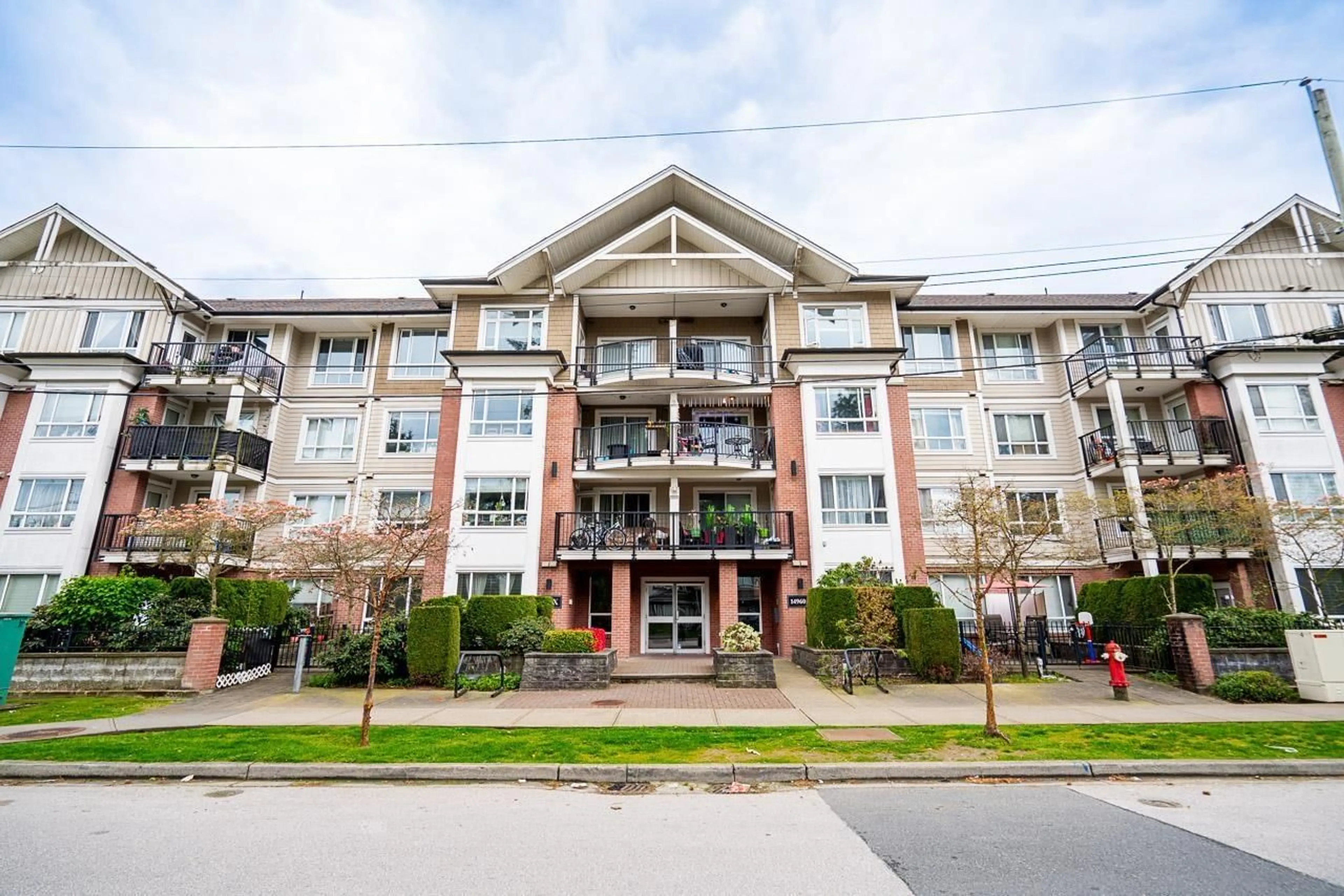Unknown for 215 - 14960 102A AVENUE, Surrey British Columbia V3R6A3
