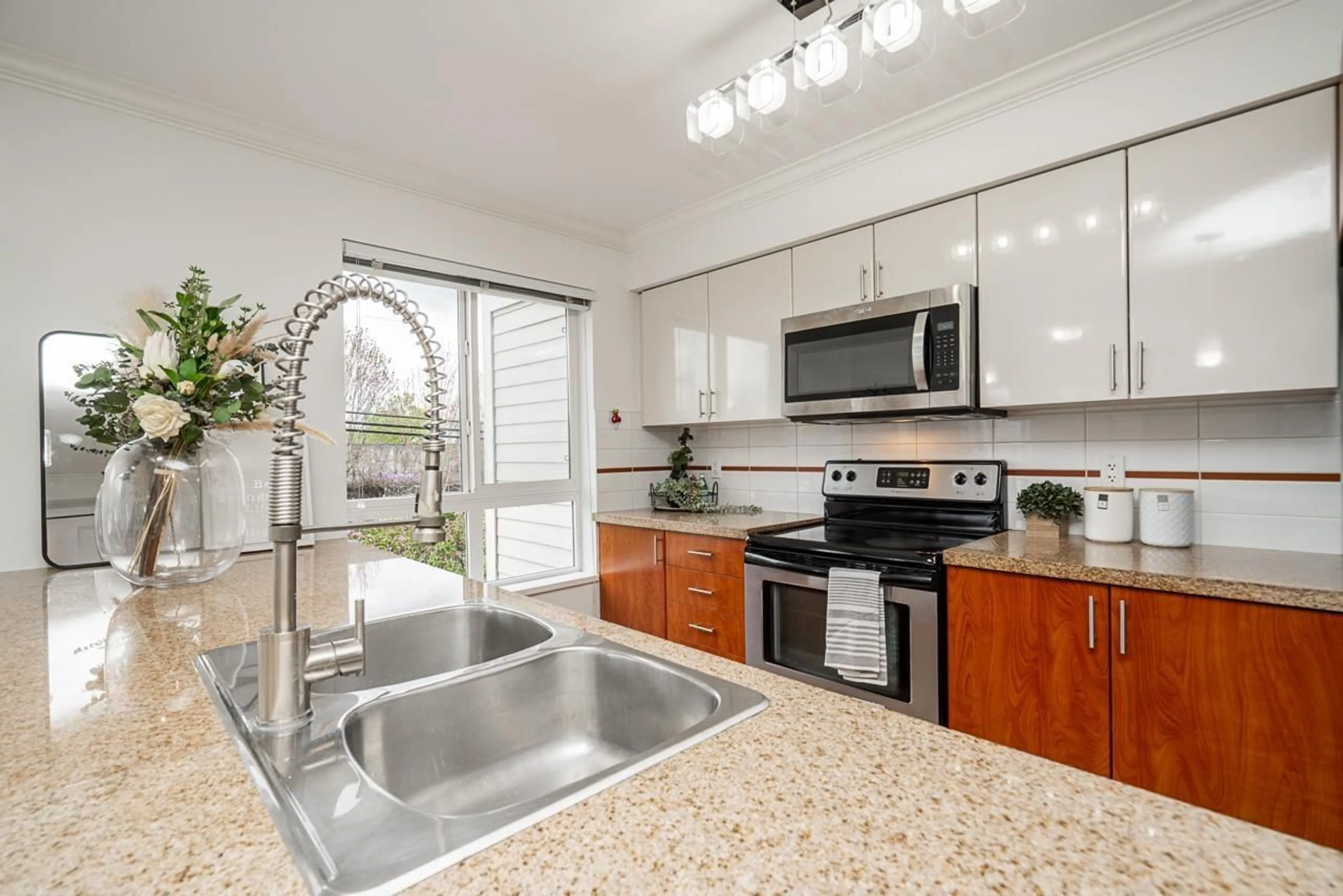 Open concept kitchen, ceramic/tile floor for 215 - 14960 102A AVENUE, Surrey British Columbia V3R6A3