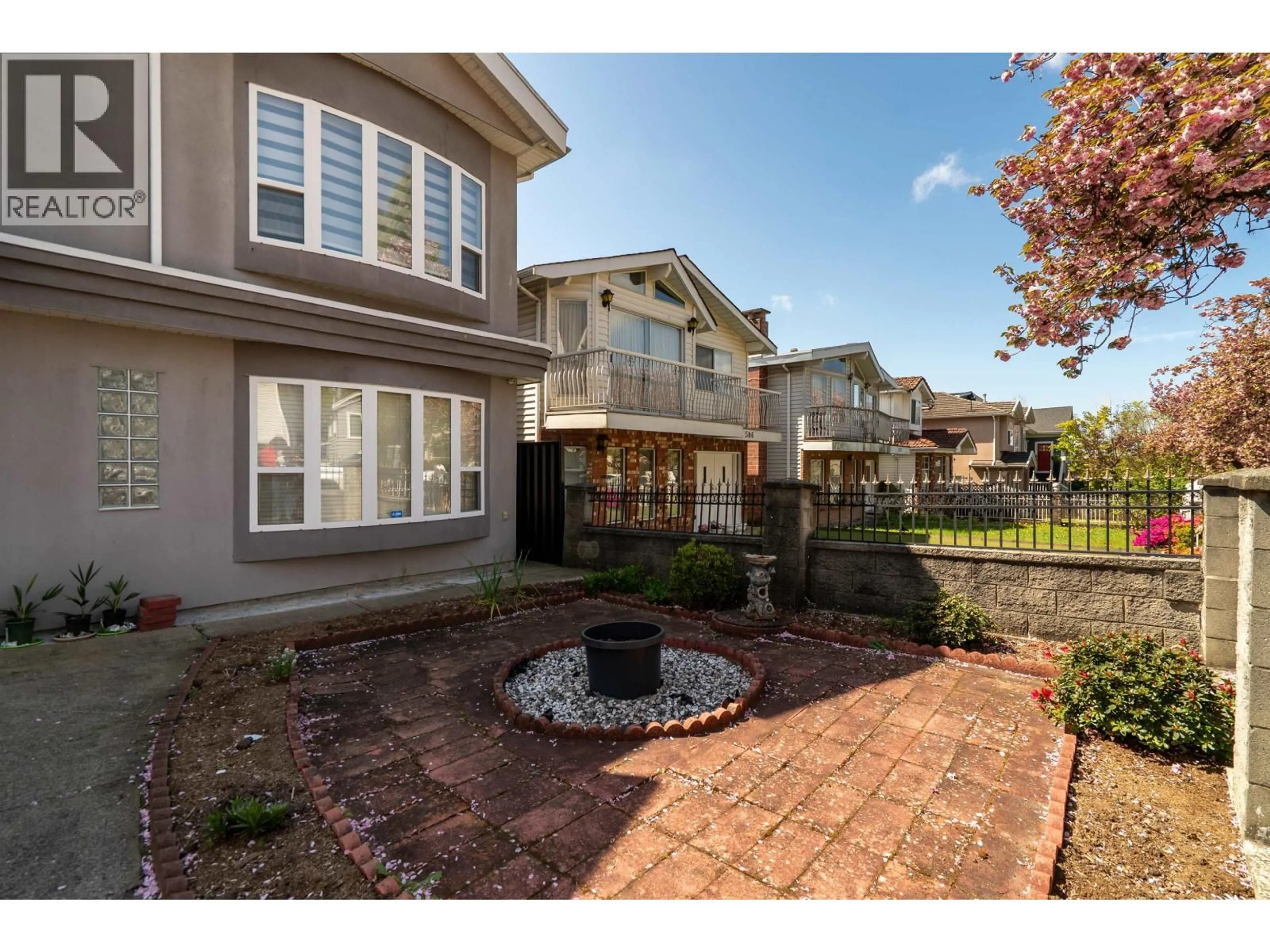 Patio, street for 592 50TH AVENUE, Vancouver British Columbia V5X1B2
