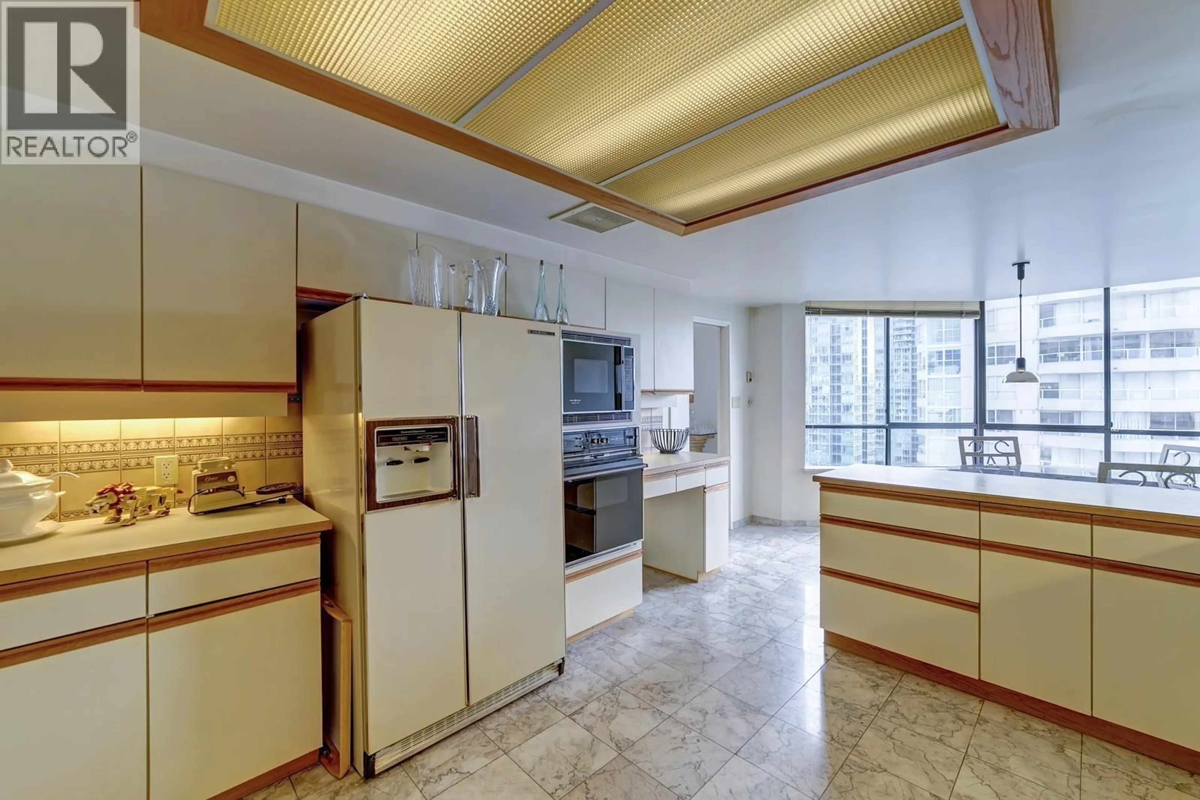 Standard kitchen, unknown for 1902 - 738 BROUGHTON STREET, Vancouver British Columbia V6G3A7