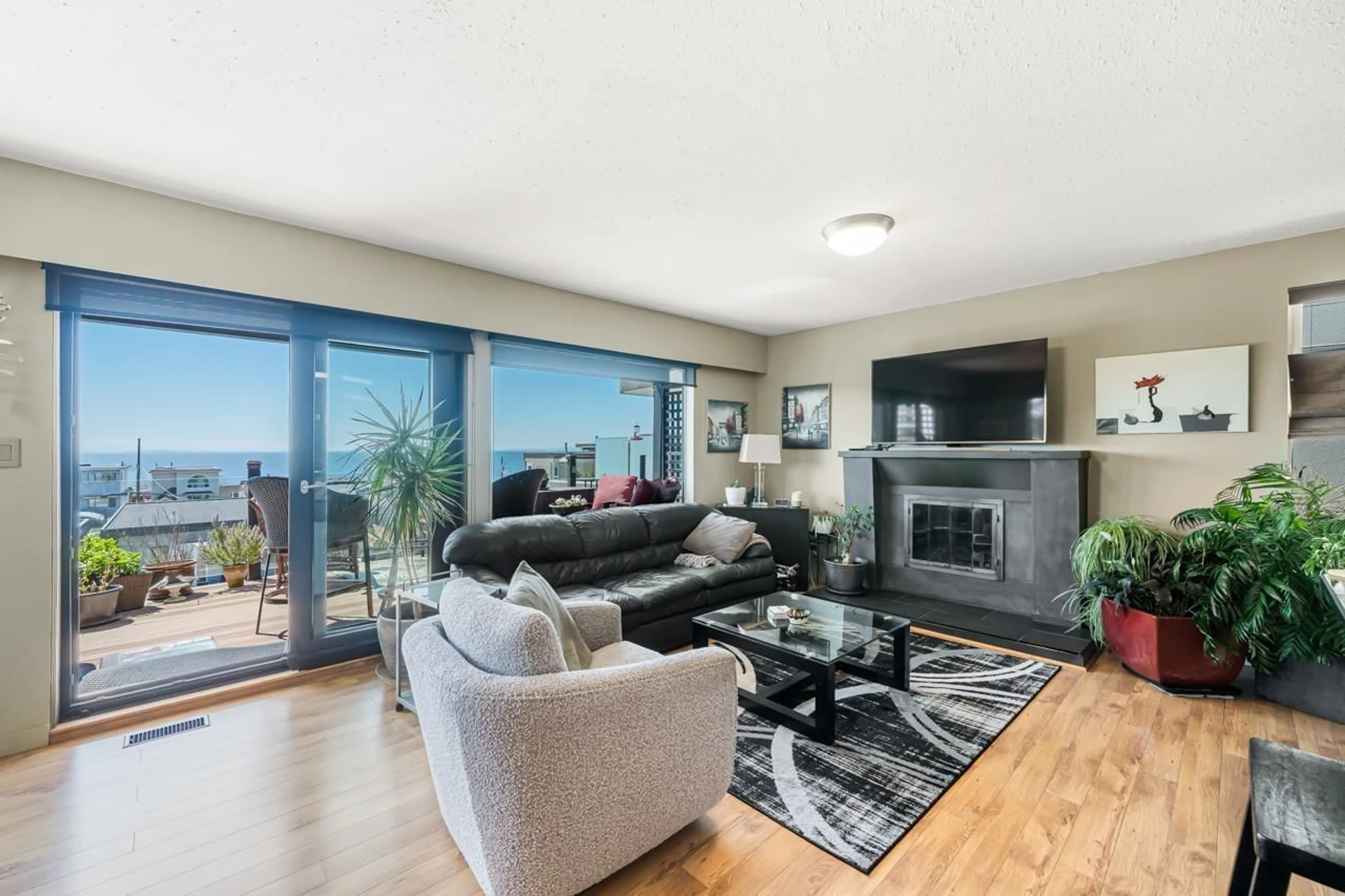Living room with furniture, wood/laminate floor for 15556 COLUMBIA AVENUE, White Rock British Columbia V4B1K4