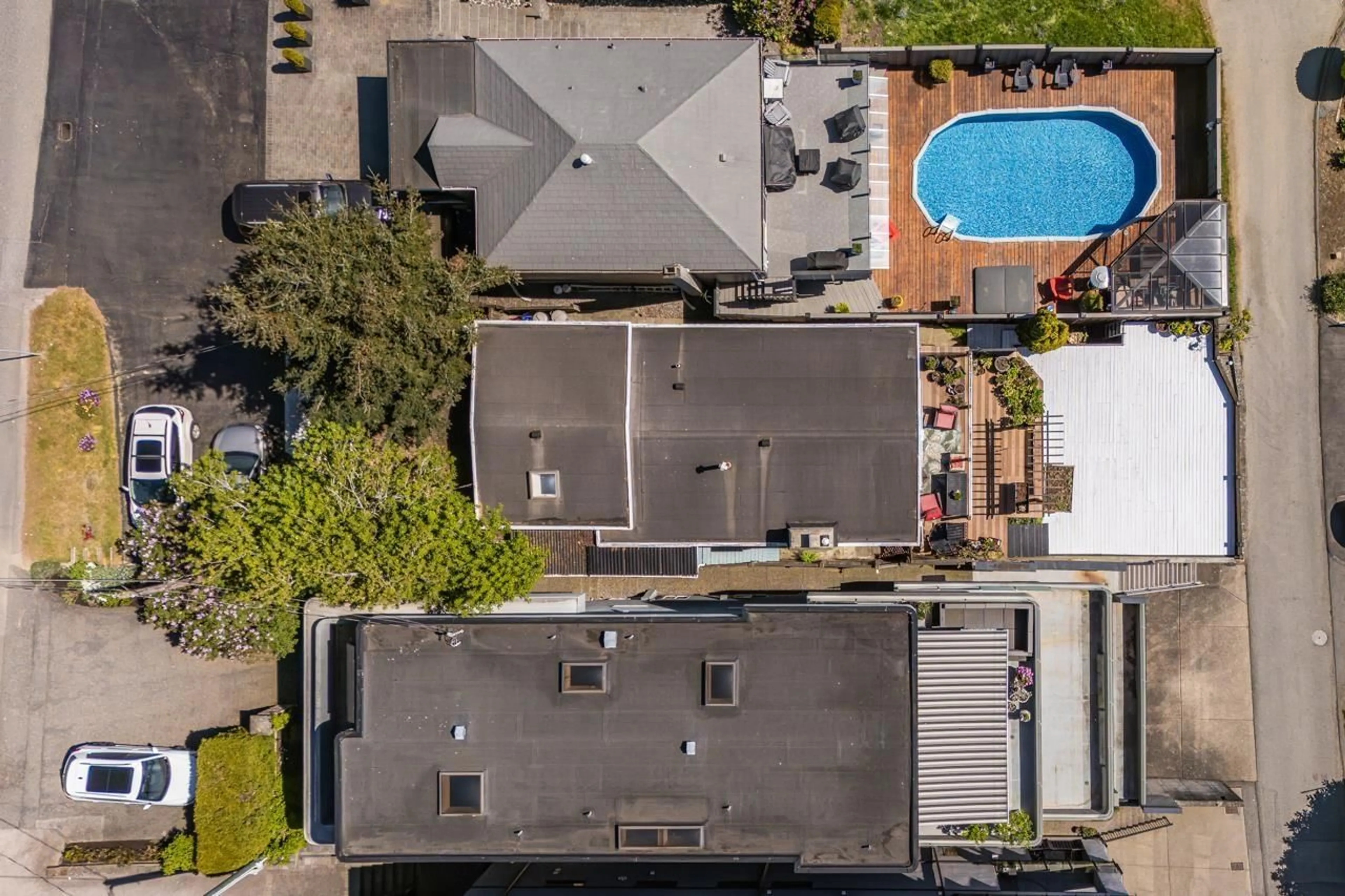 A pic from outside/outdoor area/front of a property/back of a property/a pic from drone, street for 15556 COLUMBIA AVENUE, White Rock British Columbia V4B1K4
