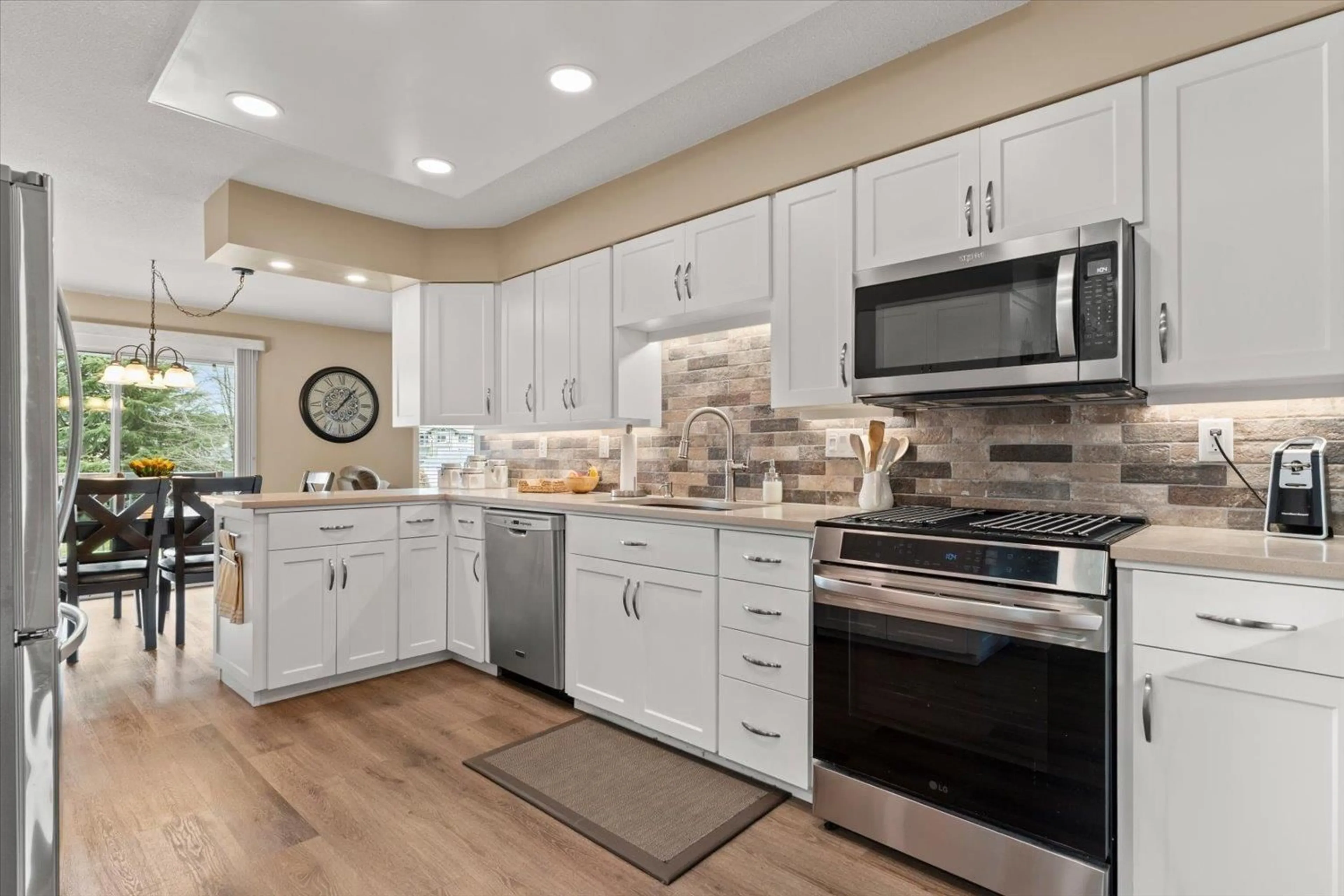 Open concept kitchen, ceramic/tile floor for 220 - 32691 GARIBALDI DRIVE, Abbotsford British Columbia V2T5T7