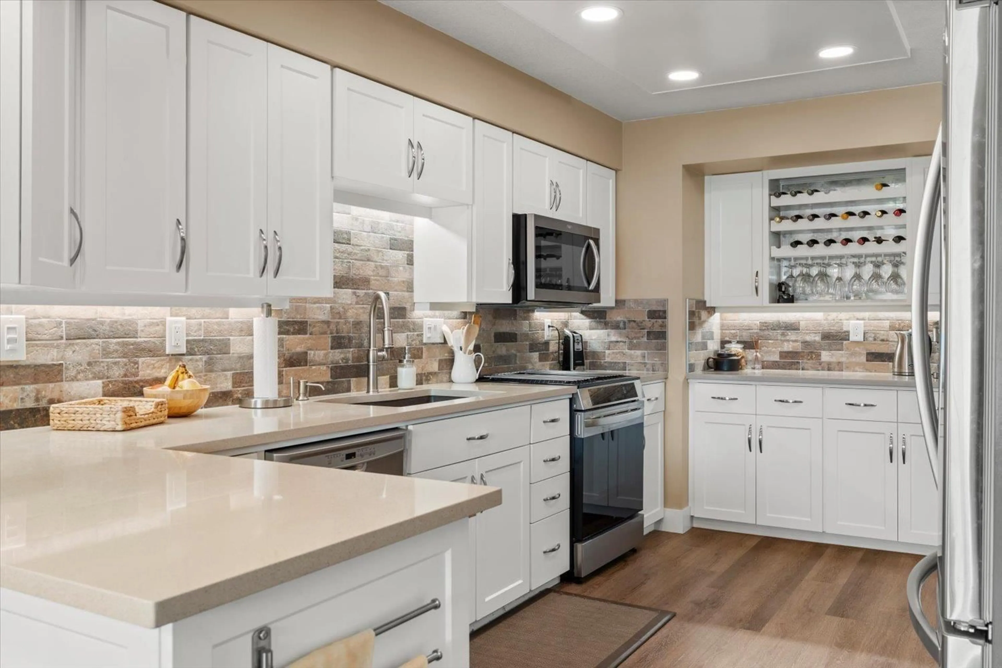 Contemporary kitchen, ceramic/tile floor for 220 - 32691 GARIBALDI DRIVE, Abbotsford British Columbia V2T5T7