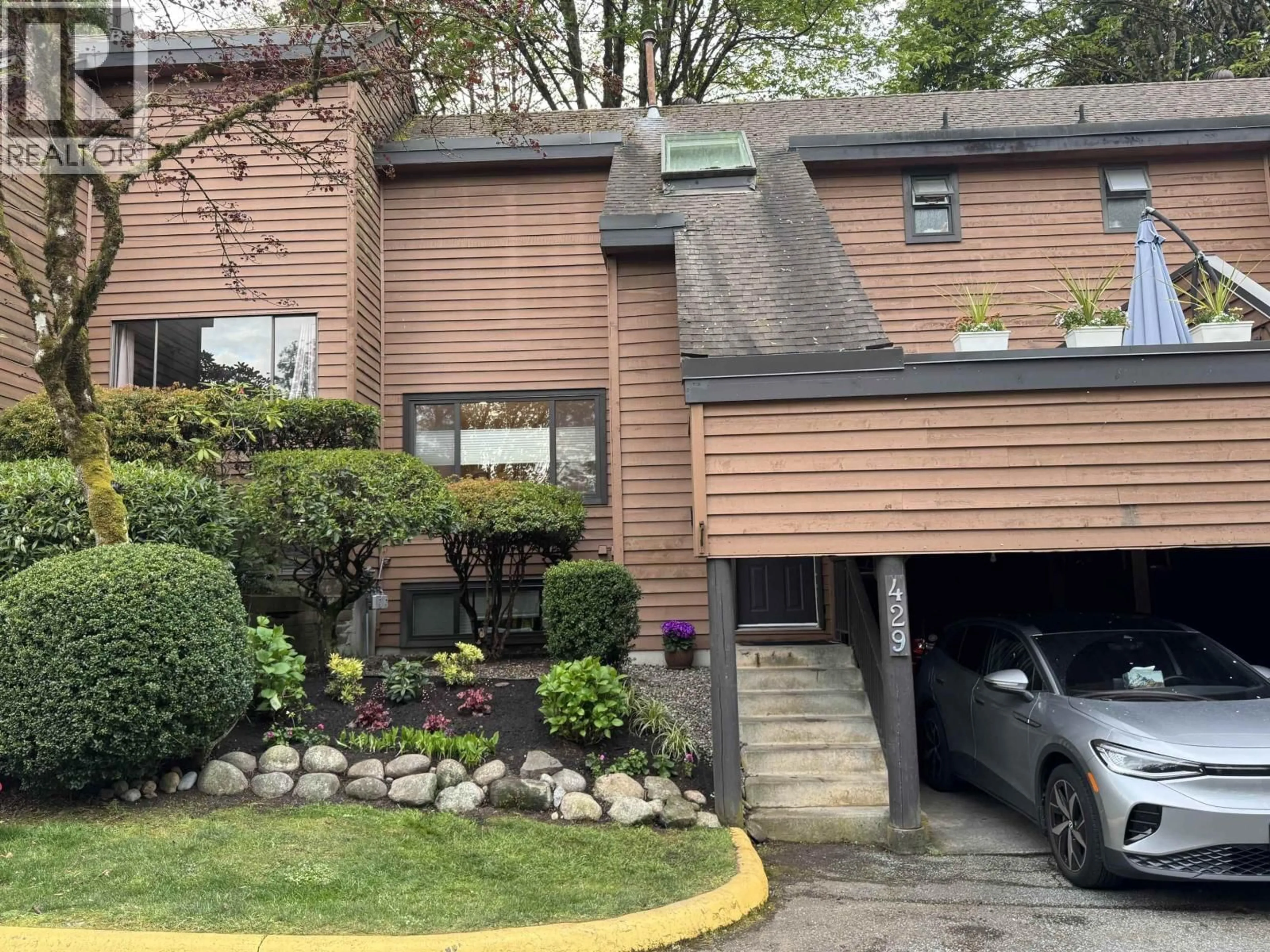 Home with vinyl exterior material, street for 429 CAMBRIDGE WAY, Port Moody British Columbia V3H3V1