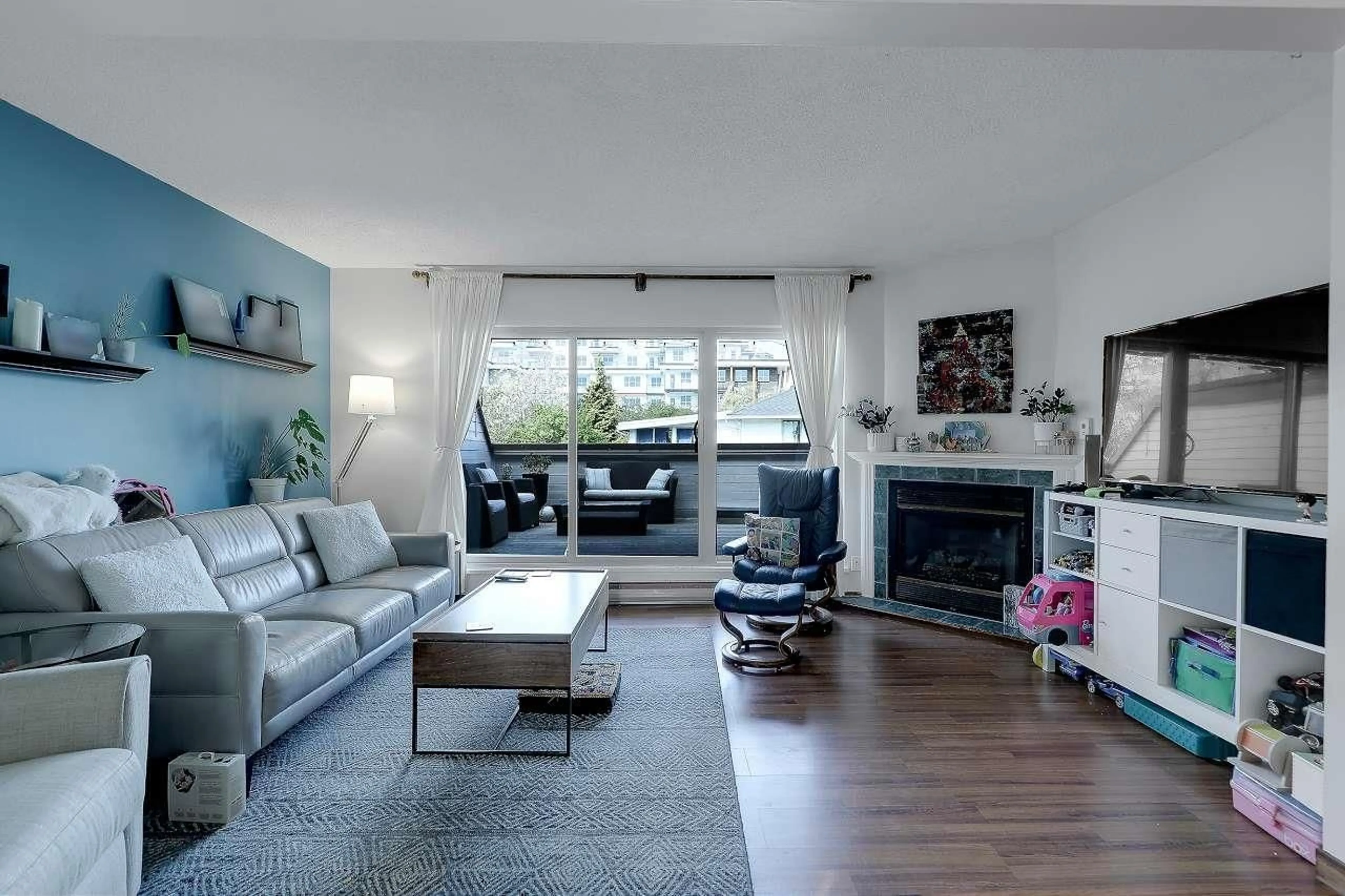 Living room with furniture, wood/laminate floor for 1491 MERKLIN STREET, White Rock British Columbia V4B4C4