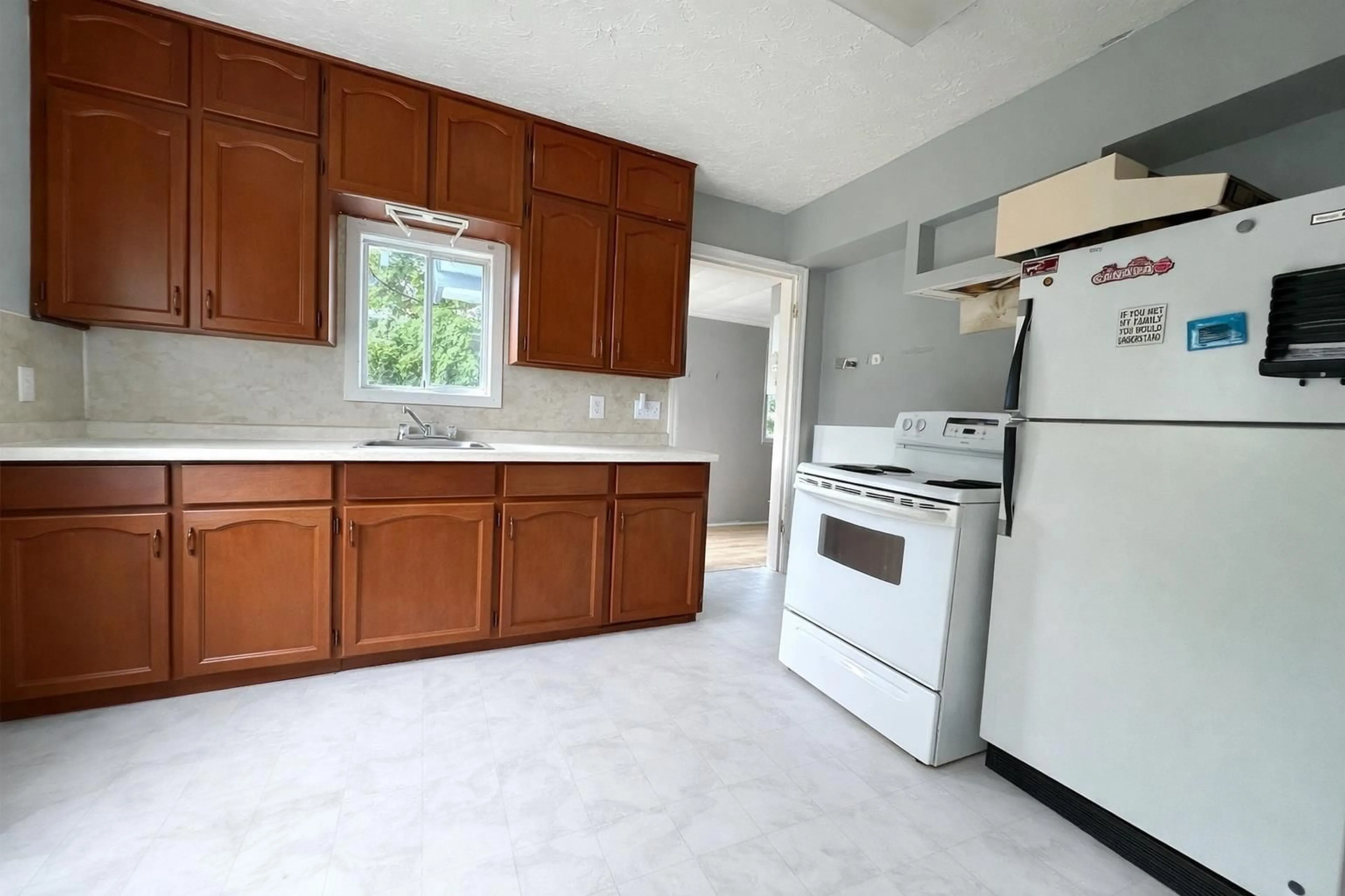 Standard kitchen, ceramic/tile floor for 9405 BROADWAY STREET, Chilliwack British Columbia V2P5T8
