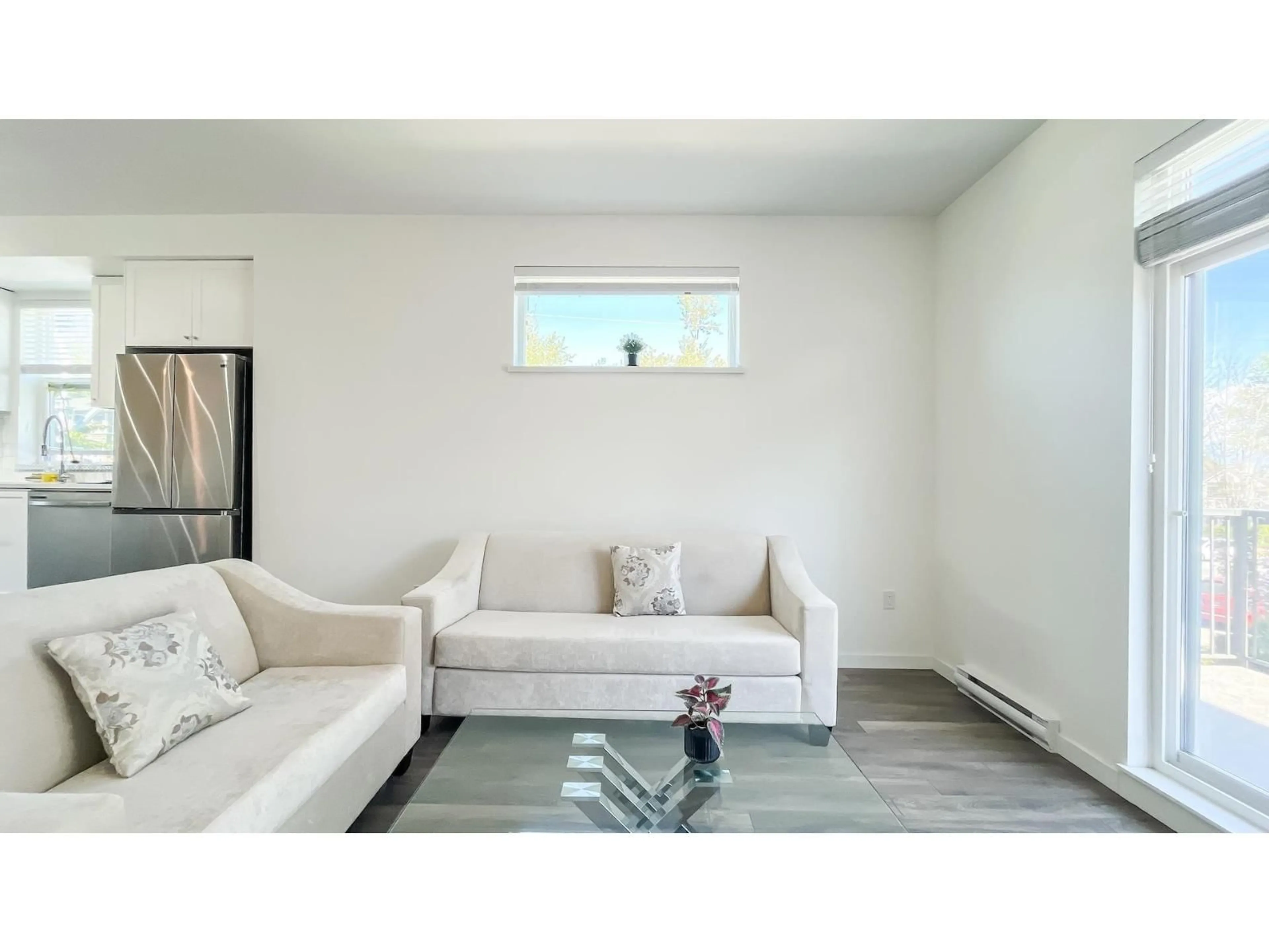 Living room with furniture, unknown for 1 - 15487 99A AVENUE, Surrey British Columbia V3R0G9