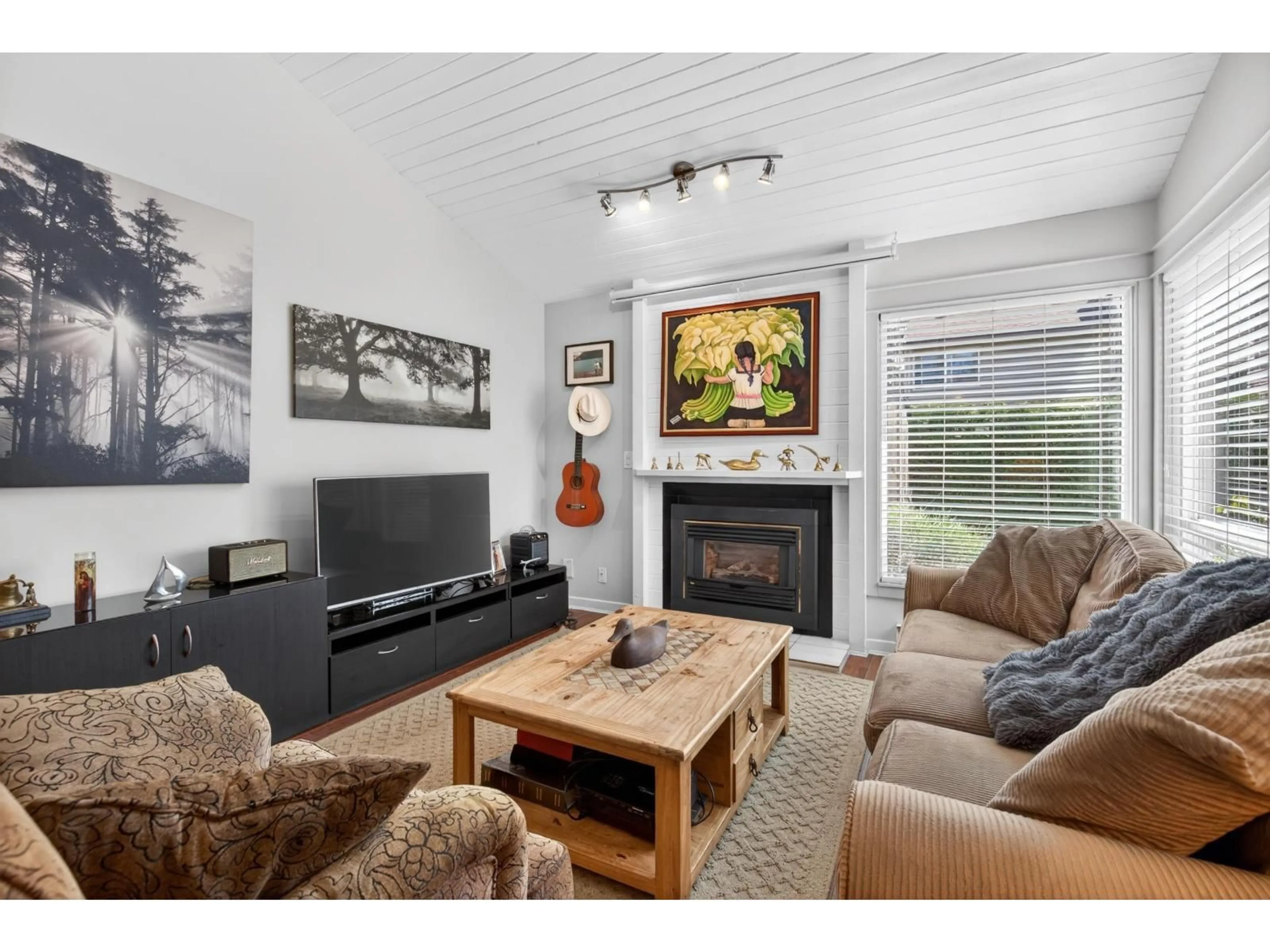 Living room with furniture, wood/laminate floor for 6109 GREENSIDE DRIVE WEST, Surrey British Columbia V3S5M8
