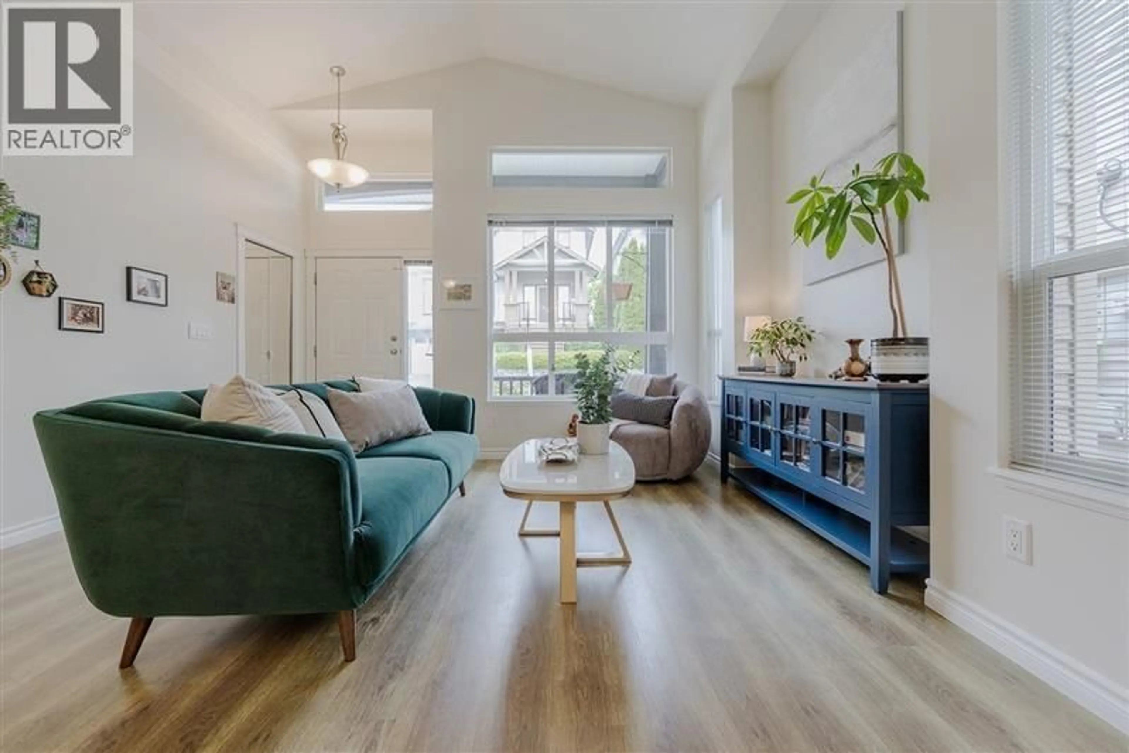 Living room with furniture, wood/laminate floor for 1122 - 11497 236 STREET, Maple Ridge British Columbia V2W2E8