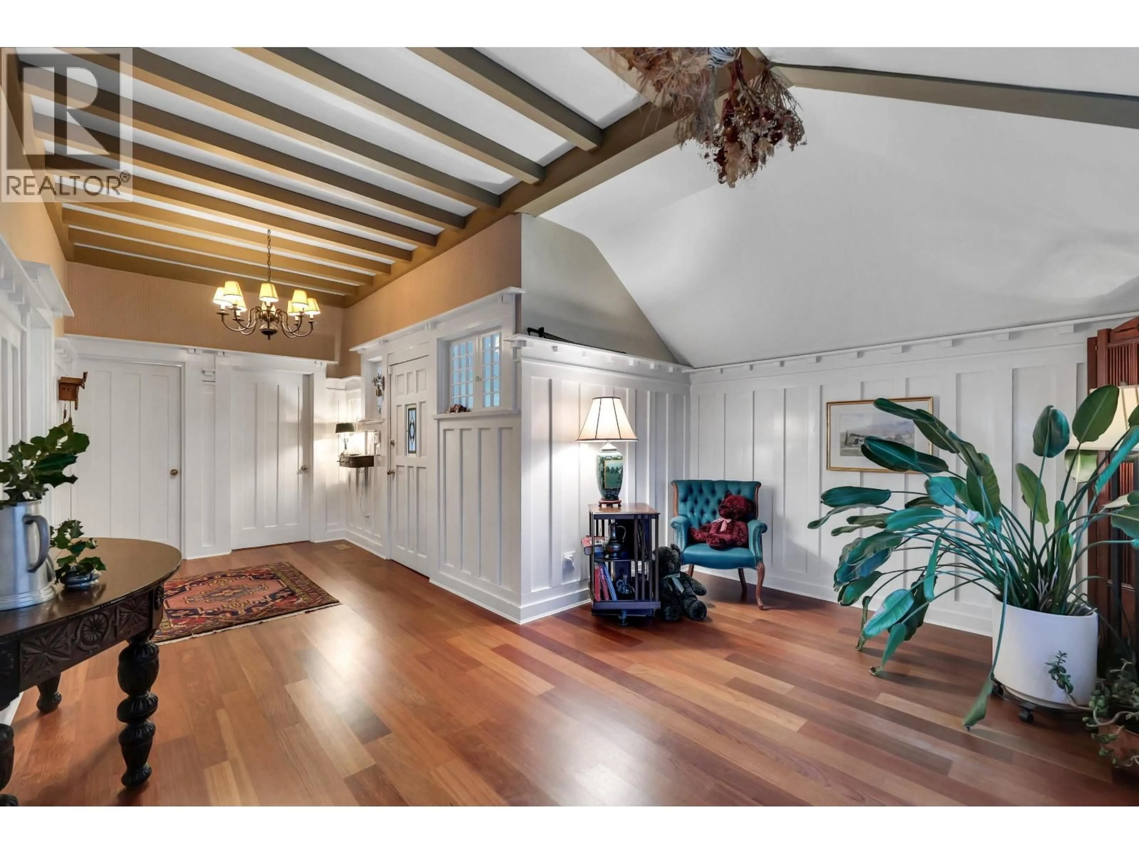 Indoor entryway for 1509 MAHON AVENUE, North Vancouver British Columbia V7M2S6