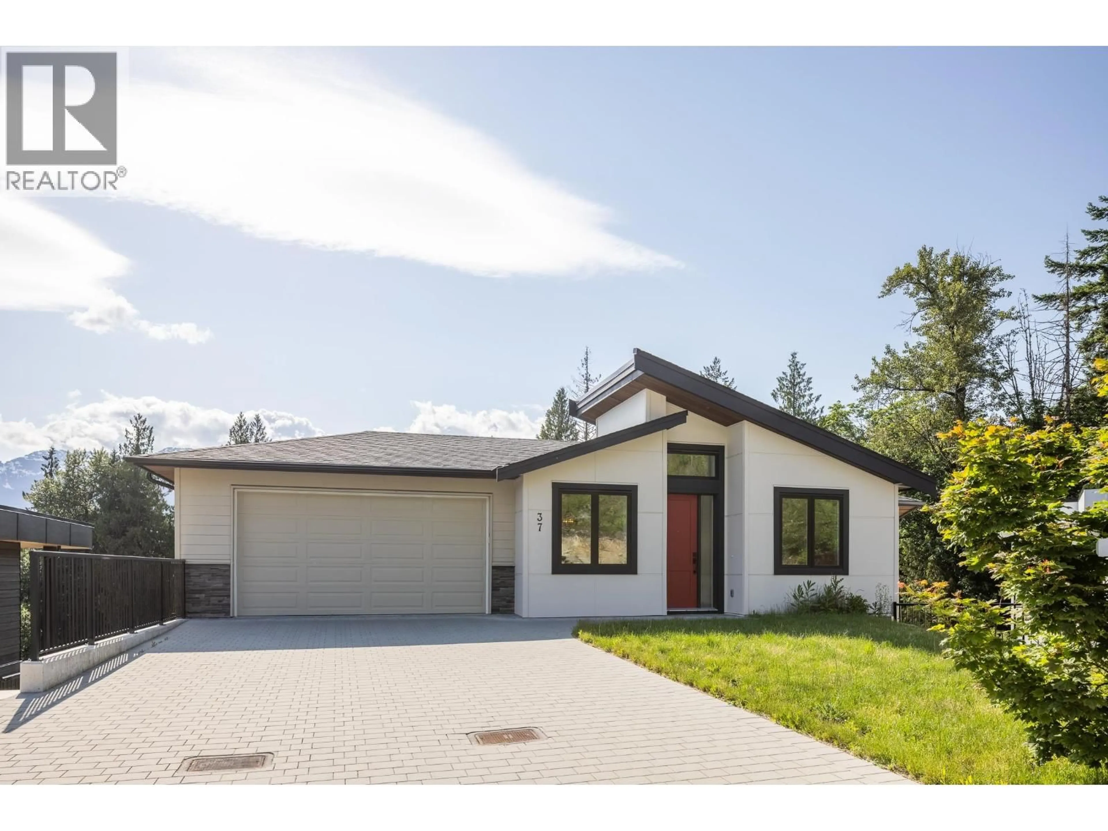 Home with vinyl exterior material, street for 37 - 3385 MAMQUAM ROAD, Squamish British Columbia V8B0E3