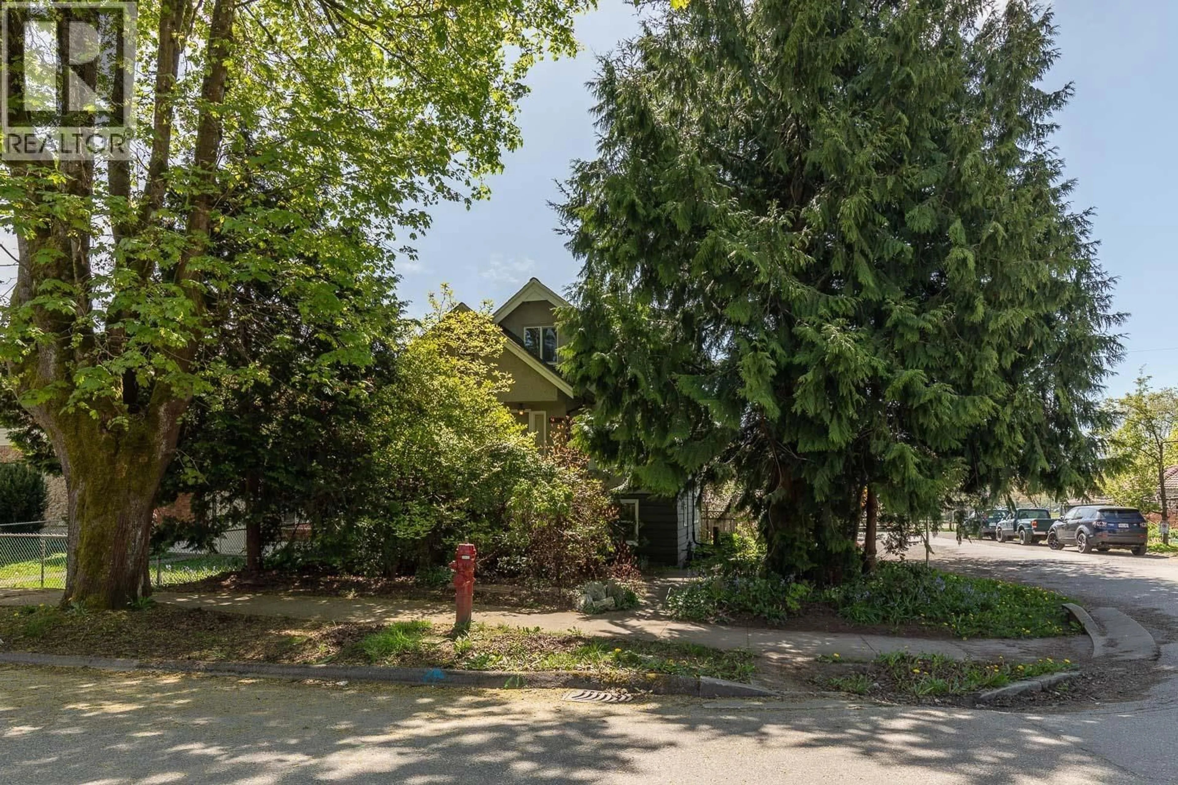 A pic from outside/outdoor area/front of a property/back of a property/a pic from drone, street for 2002 13TH AVENUE, Vancouver British Columbia V5N2C4