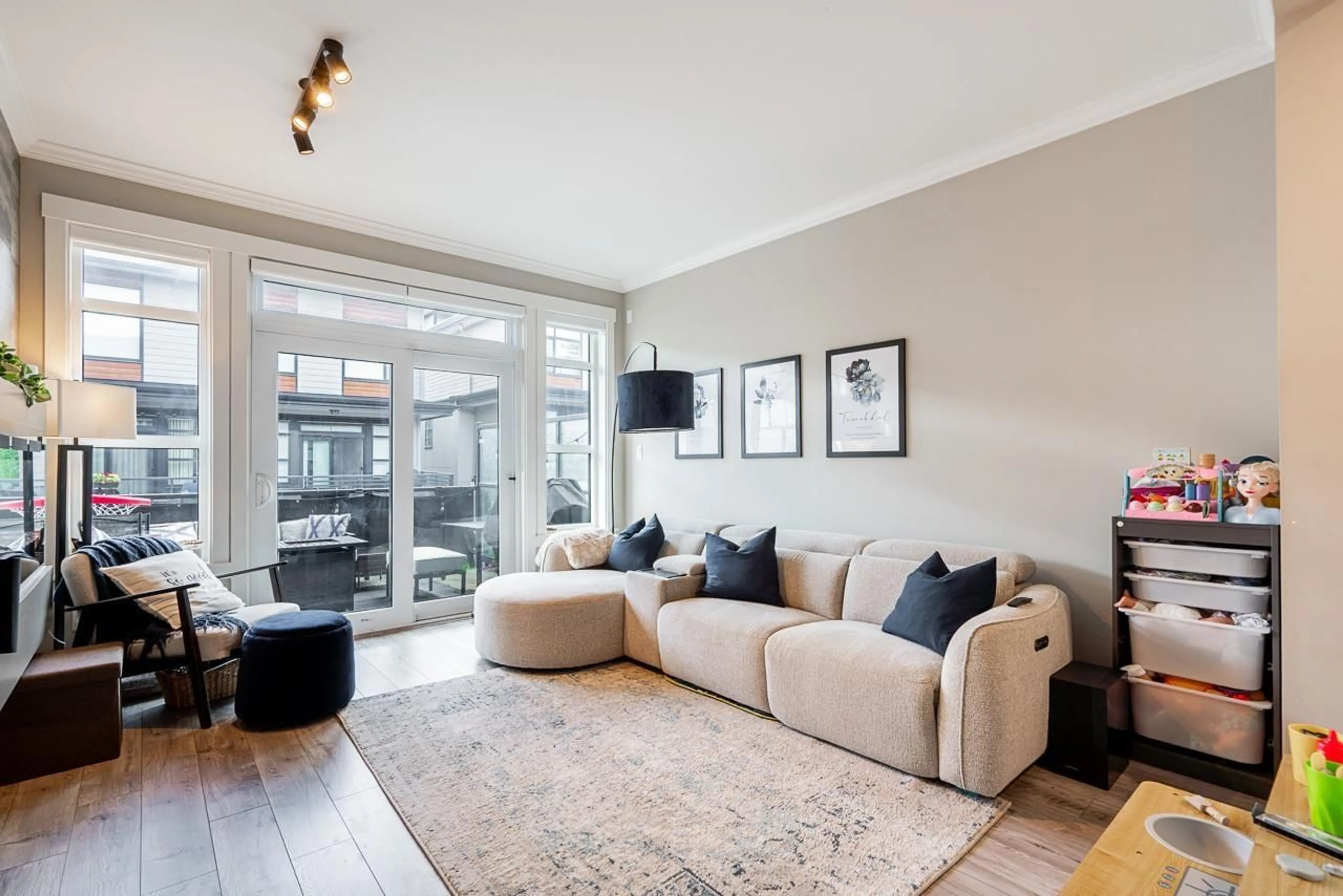 Living room with furniture, unknown for 96 - 16488 64 AVENUE, Surrey British Columbia V3S6X6