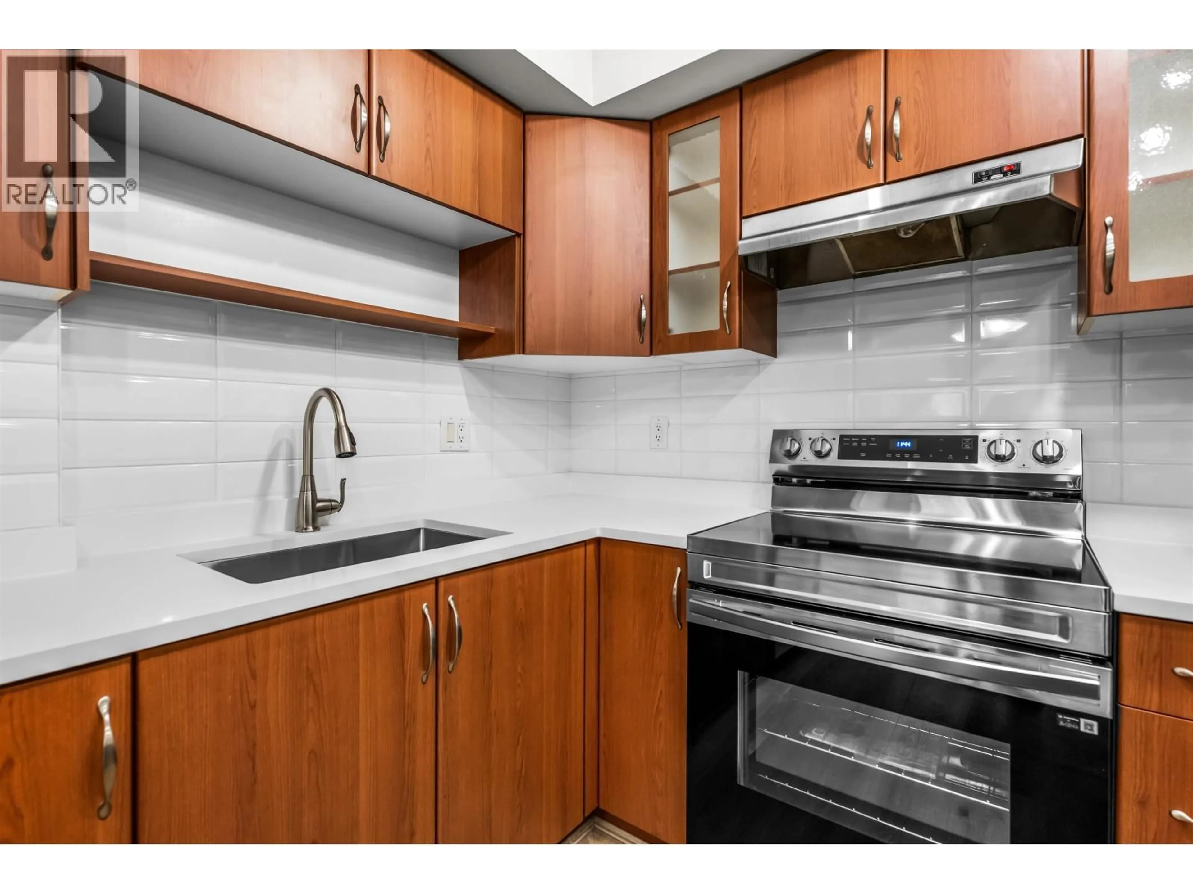 Standard kitchen, unknown for 104 - 160 SHORELINE CIRCLE, Port Moody British Columbia V3H0B2