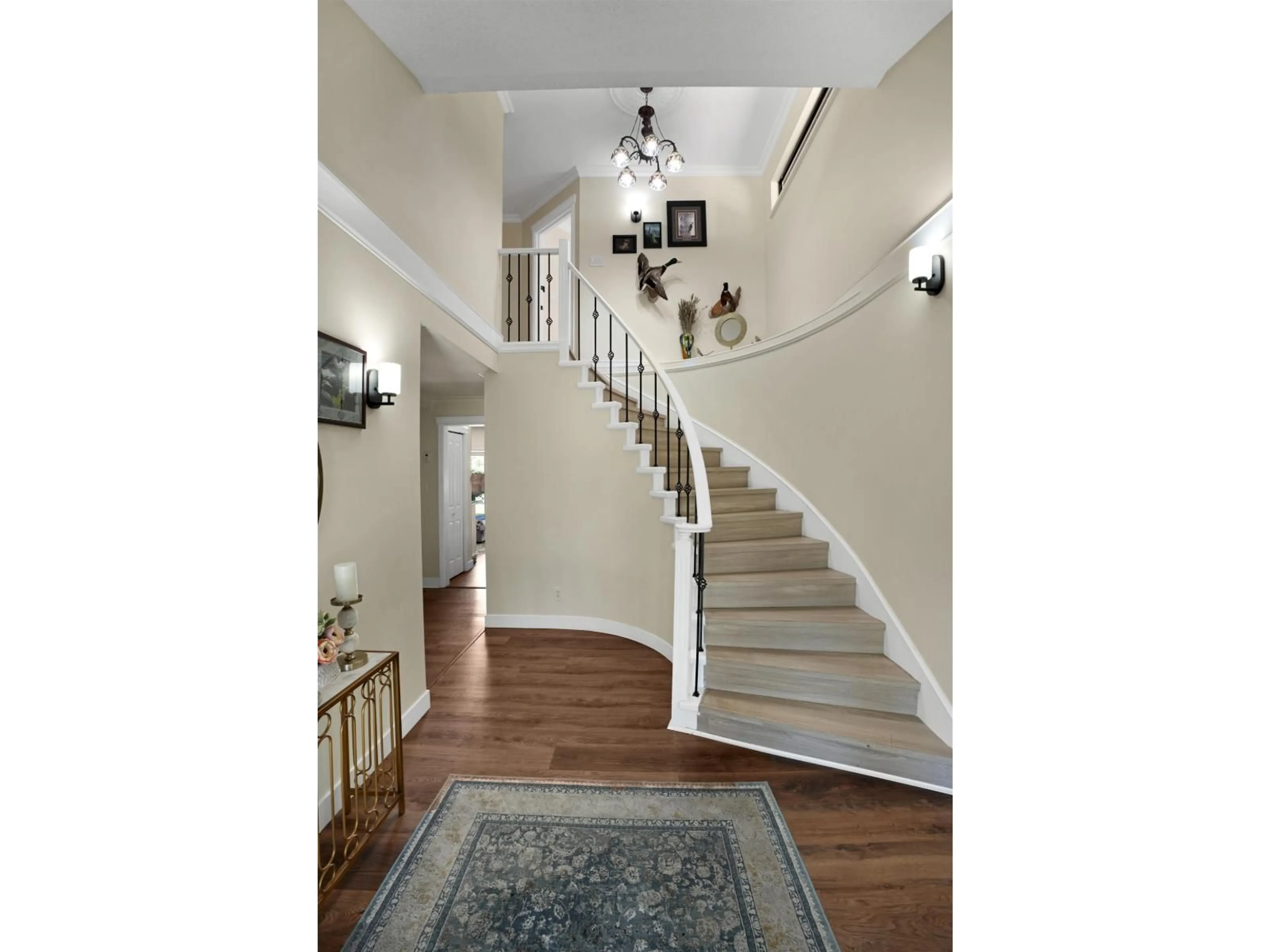 Indoor entryway for 13846 18 AVENUE, Surrey British Columbia V4A1W4