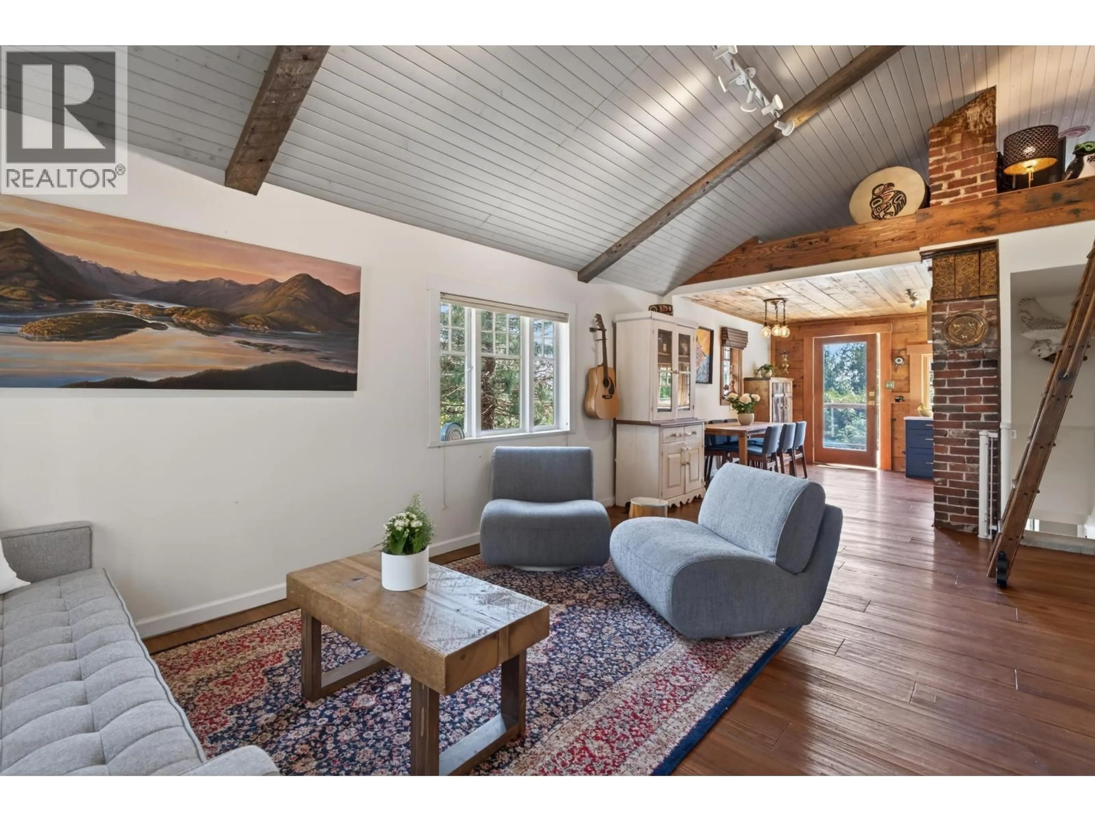 Living room with furniture, unknown for 1371 BORTHWICK ROAD, North Vancouver British Columbia V7K1X9
