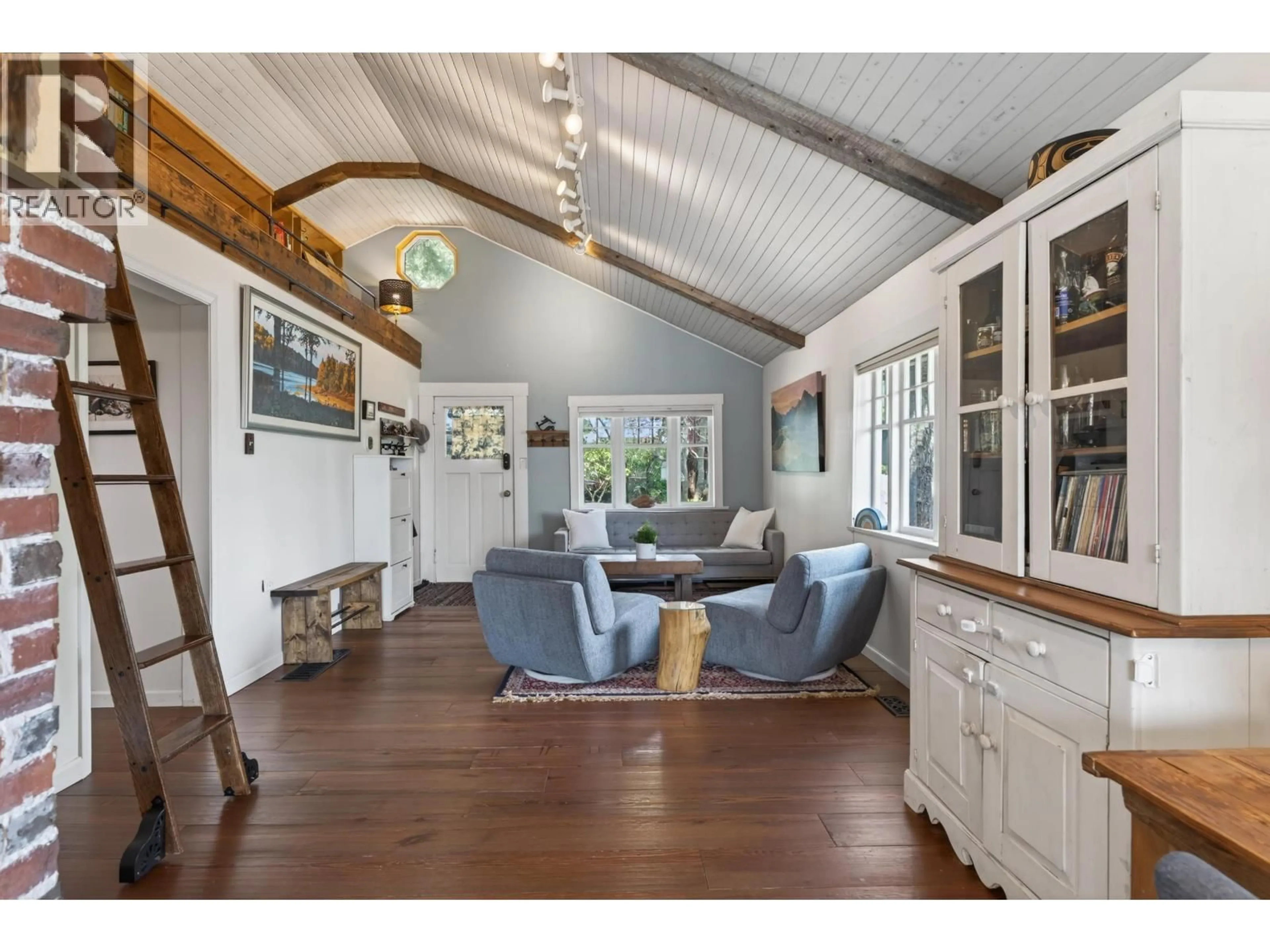 Living room with furniture, wood/laminate floor for 1371 BORTHWICK ROAD, North Vancouver British Columbia V7K1X9