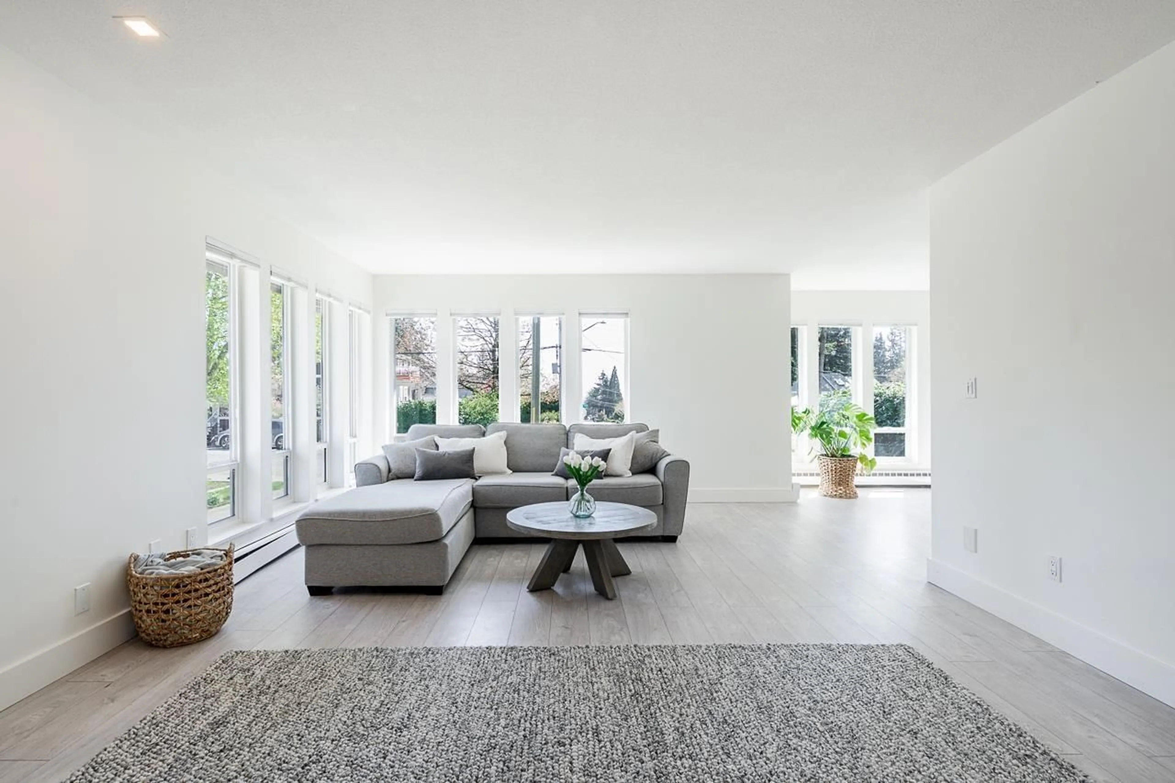 Living room with furniture, unknown for 12923 14A AVENUE, Surrey British Columbia V4A1H6