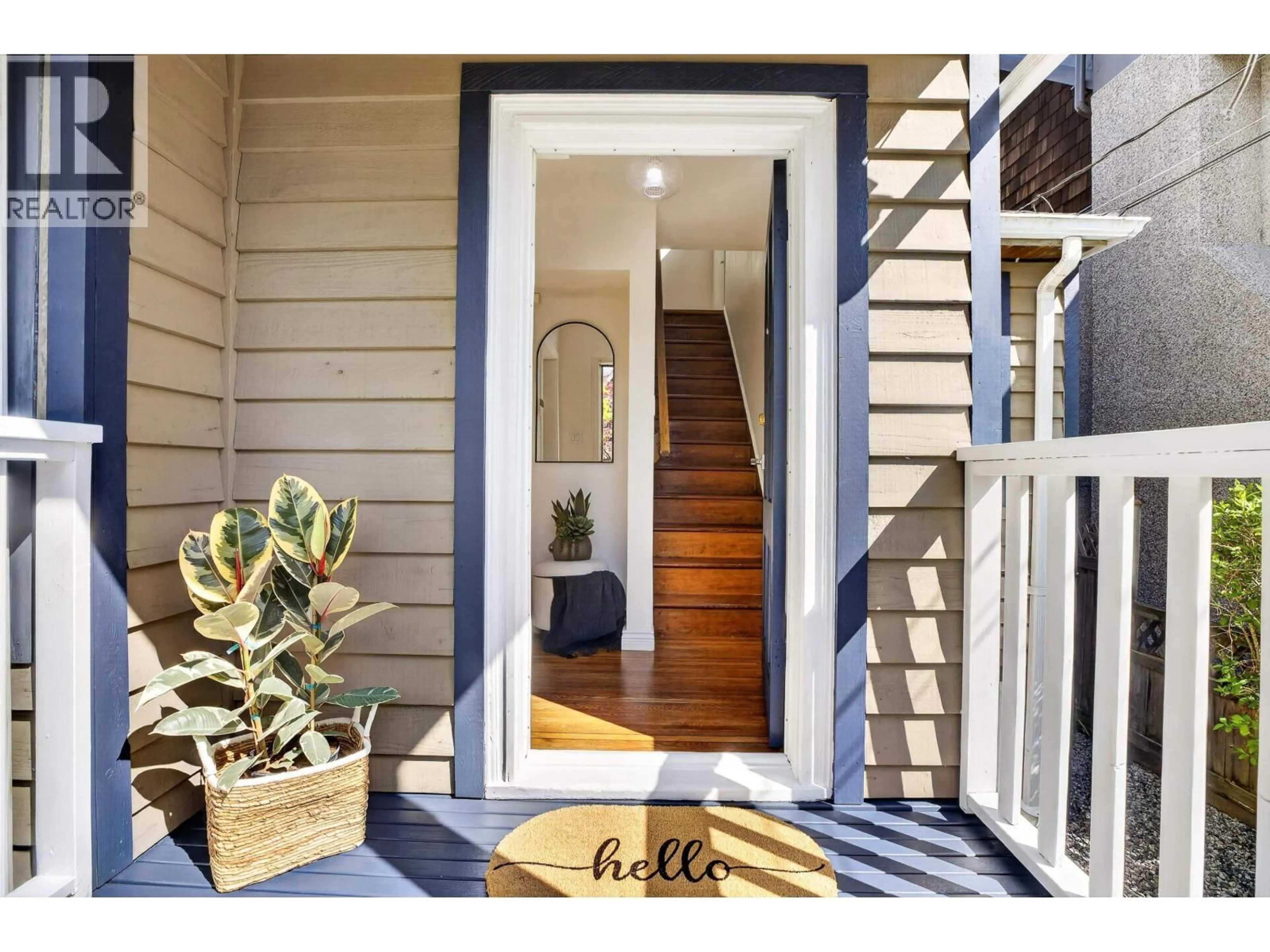 Indoor entryway for 1009 14TH AVENUE, Vancouver British Columbia V5T2P1